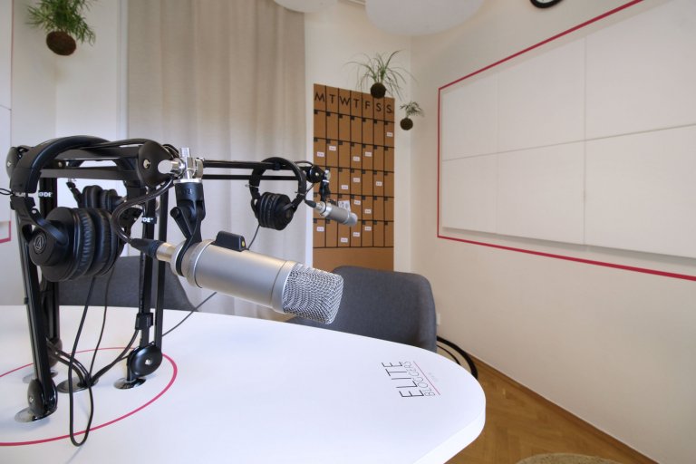 Návrhy a realizace podcast&nbsp;studia Elite Bloggers. Na malém prostoru jsme pracovali s&nbsp;akustickými prvky a navrhli také netradičně řešený tvar stolu,…