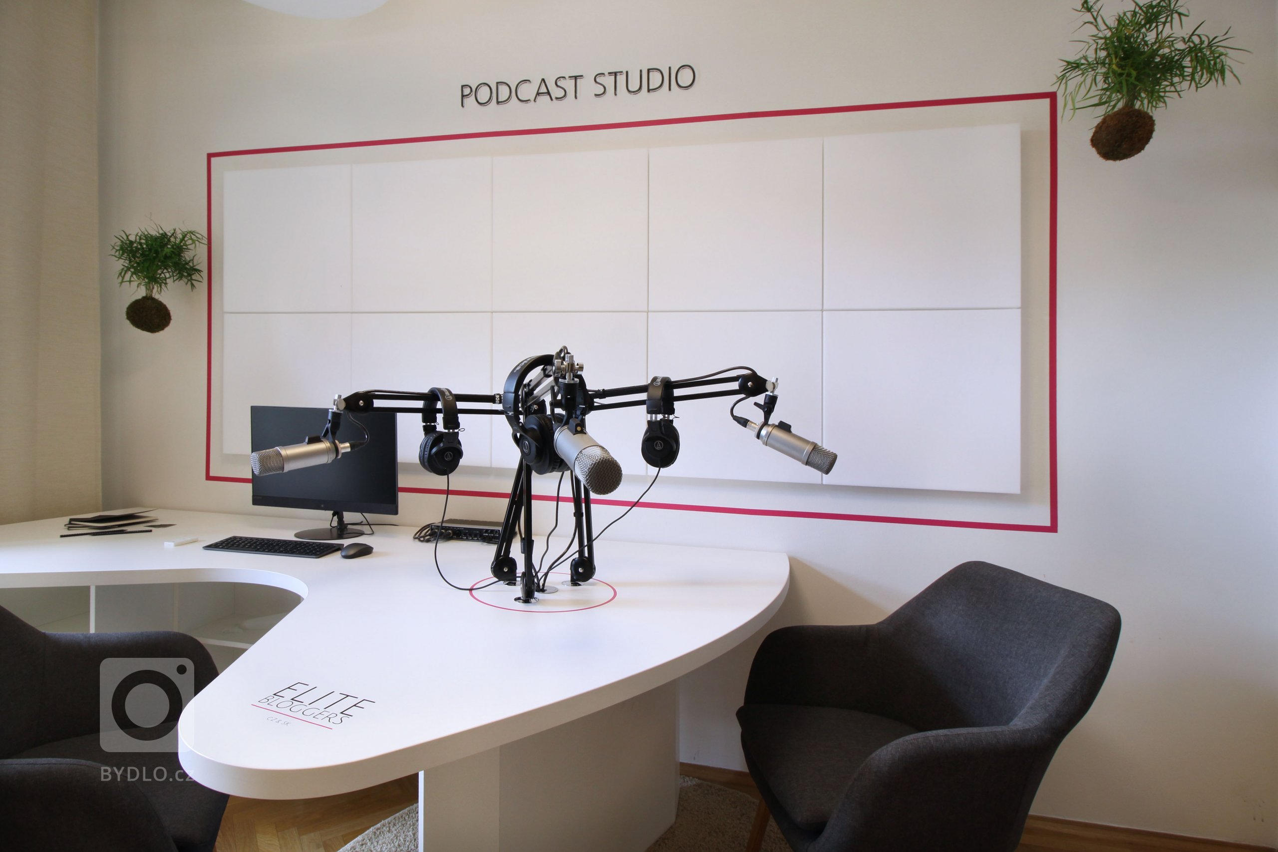 Návrhy a realizace podcast&nbsp;studia Elite Bloggers. Na malém prostoru jsme pracovali s&nbsp;akustickými prvky a navrhli také netradičně řešený tvar stolu,…