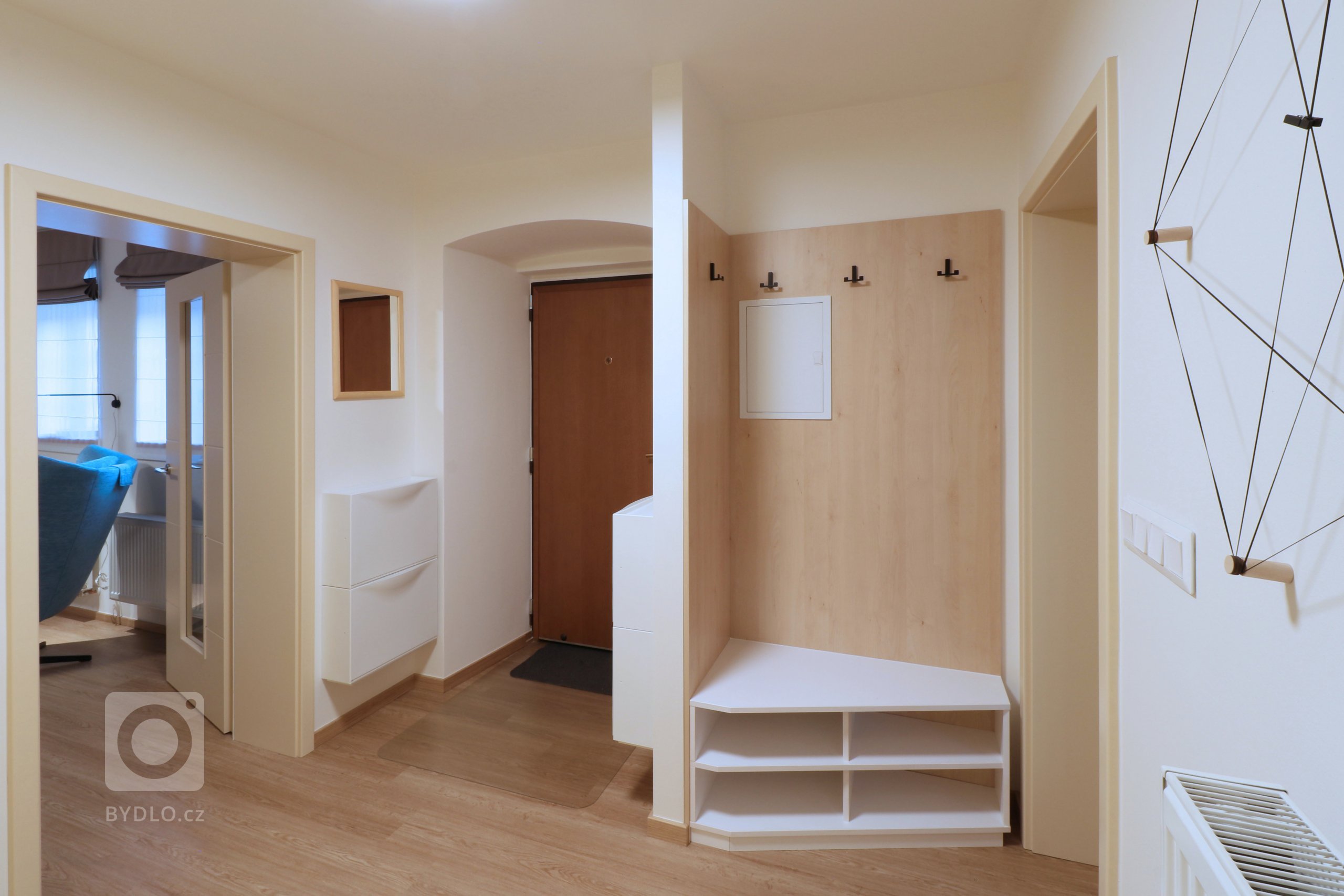 Design a realizace interiéru domu, kde vás vítá slunce. Lépe řečeno žluté dveře :) Interiér byl šitý na míru klientce s důrazem na použití kvalitních materiálů…