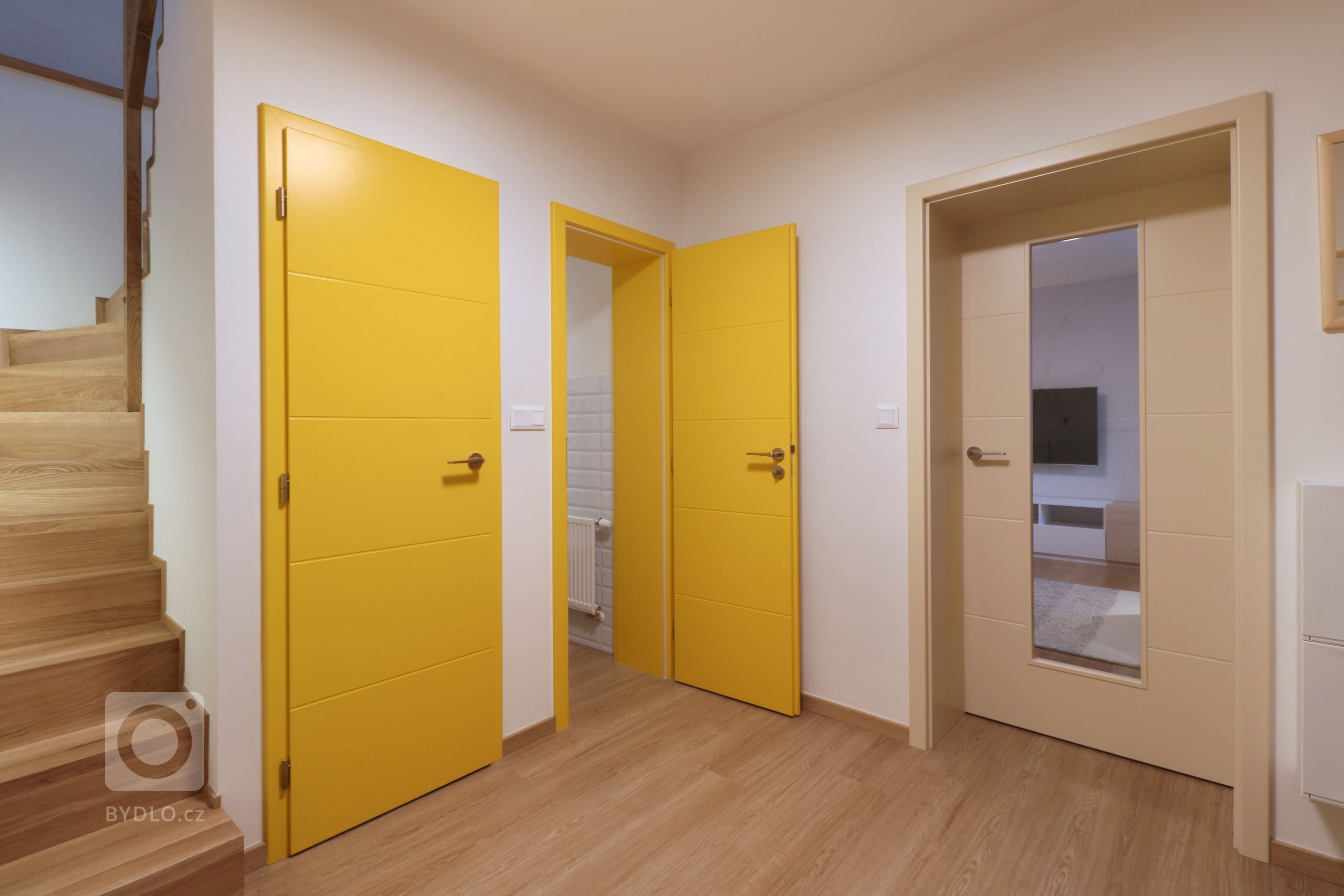 Design a realizace interiéru domu, kde vás vítá slunce. Lépe řečeno žluté dveře :) Interiér byl šitý na míru klientce s důrazem na použití kvalitních materiálů…