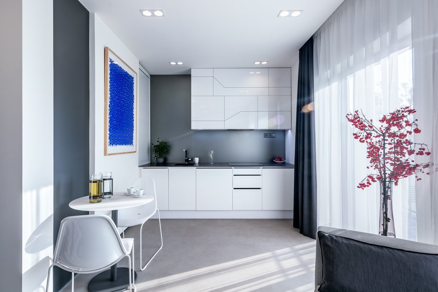 Původně jako investiční byt na krátkodobý pronájem, časem změněno díky zásadní změně v klientově životě na jeho kancelář &quot;koučovací ateliér&quot;.…