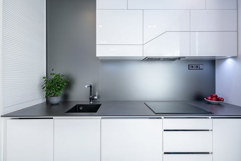 Původně jako investiční byt na krátkodobý pronájem, časem změněno díky zásadní změně v klientově životě na jeho kancelář &quot;koučovací ateliér&quot;.…