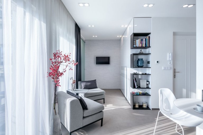 Původně jako investiční byt na krátkodobý pronájem, časem změněno díky zásadní změně v klientově životě na jeho kancelář &quot;koučovací ateliér&quot;.…