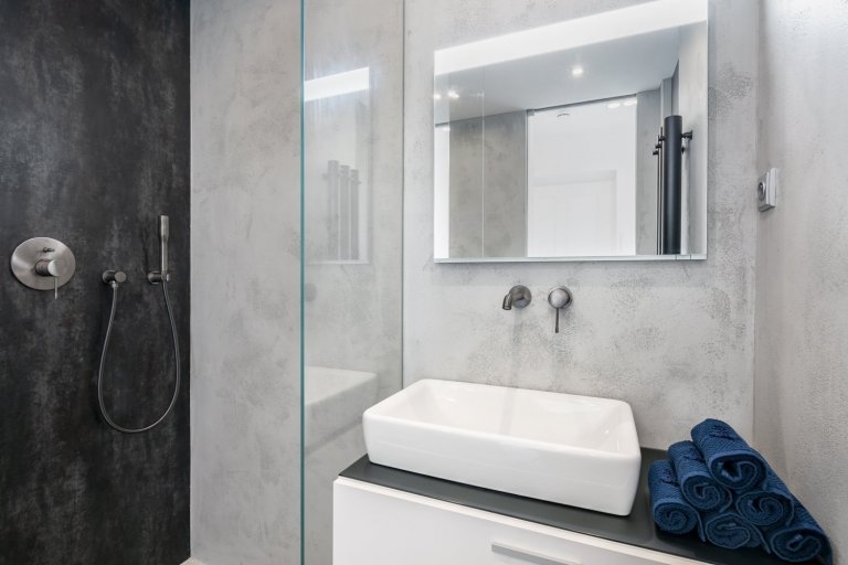 Původně jako investiční byt na krátkodobý pronájem, časem změněno díky zásadní změně v klientově životě na jeho kancelář &quot;koučovací ateliér&quot;.…