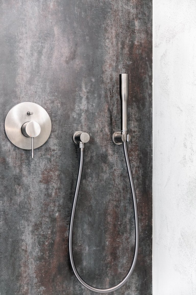 Původně jako investiční byt na krátkodobý pronájem, časem změněno díky zásadní změně v klientově životě na jeho kancelář &quot;koučovací ateliér&quot;.…