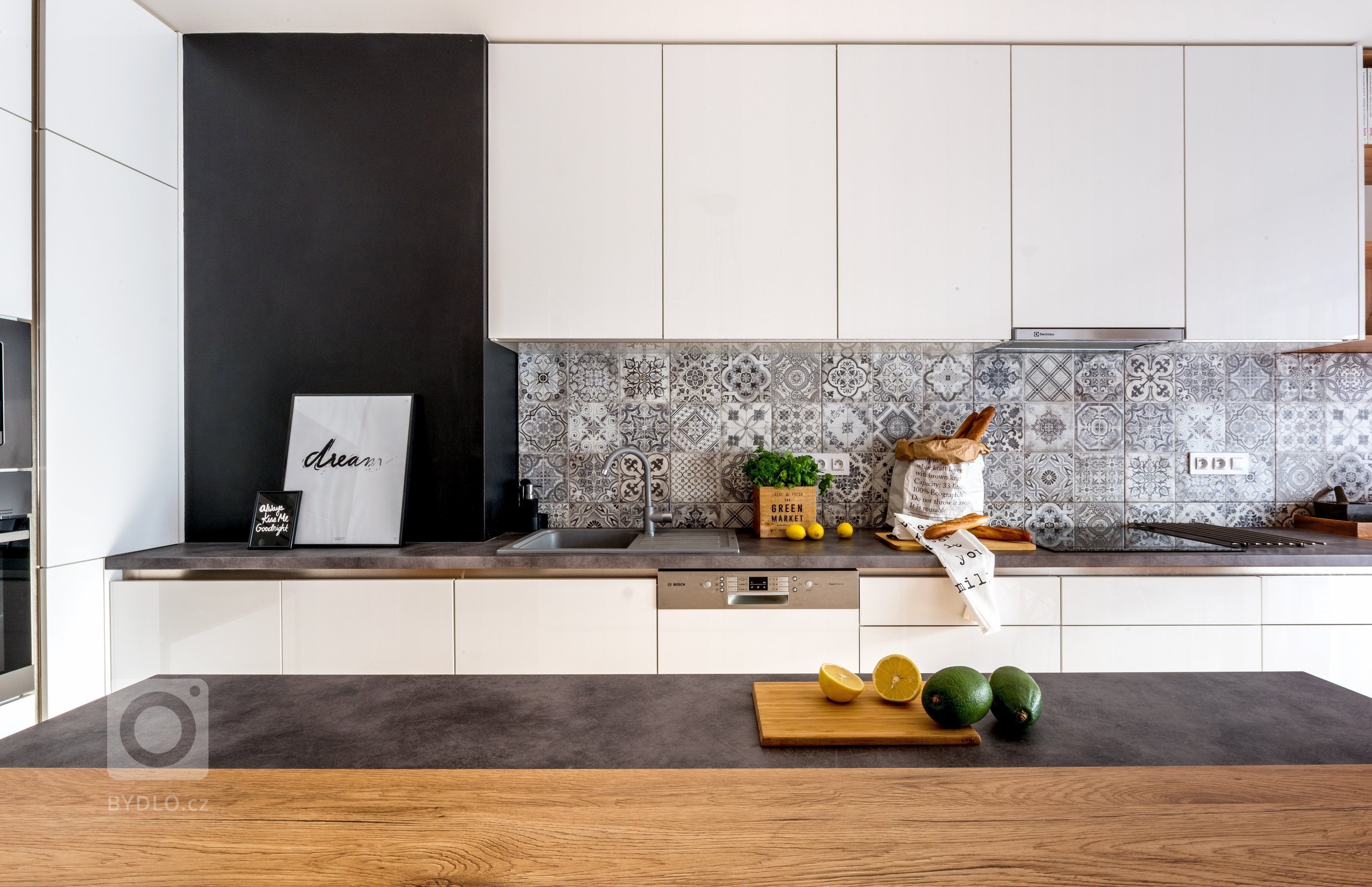 Královské Vinohrady jsou rezidenční čtvrtí se širokými ulicemi plnými elegantních činžovních domů, půvabných kaváren, dobrých restaurací i zeleně. Noblesu této…