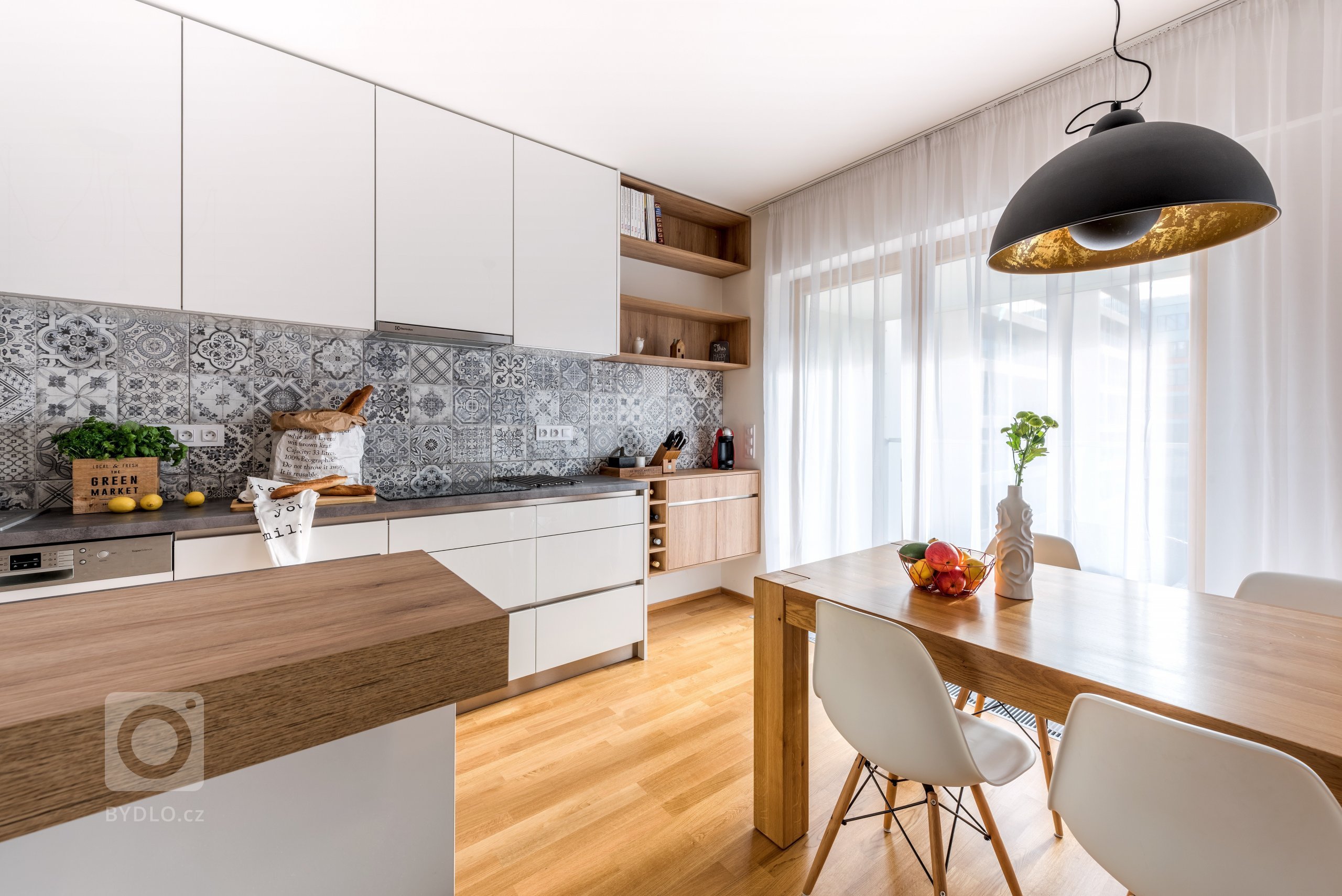 Královské Vinohrady jsou rezidenční čtvrtí se širokými ulicemi plnými elegantních činžovních domů, půvabných kaváren, dobrých restaurací i zeleně. Noblesu této…