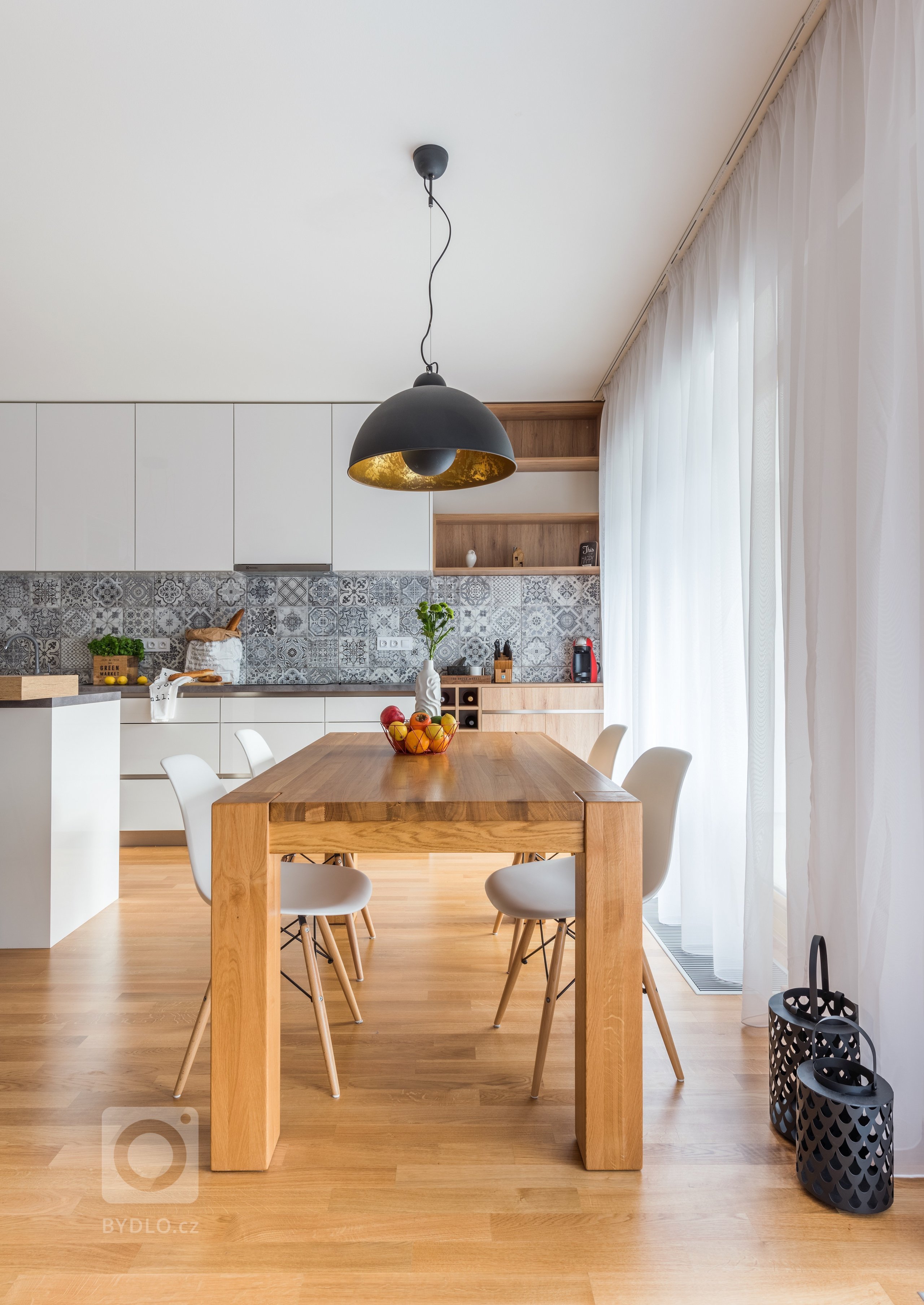 Královské Vinohrady jsou rezidenční čtvrtí se širokými ulicemi plnými elegantních činžovních domů, půvabných kaváren, dobrých restaurací i zeleně. Noblesu této…