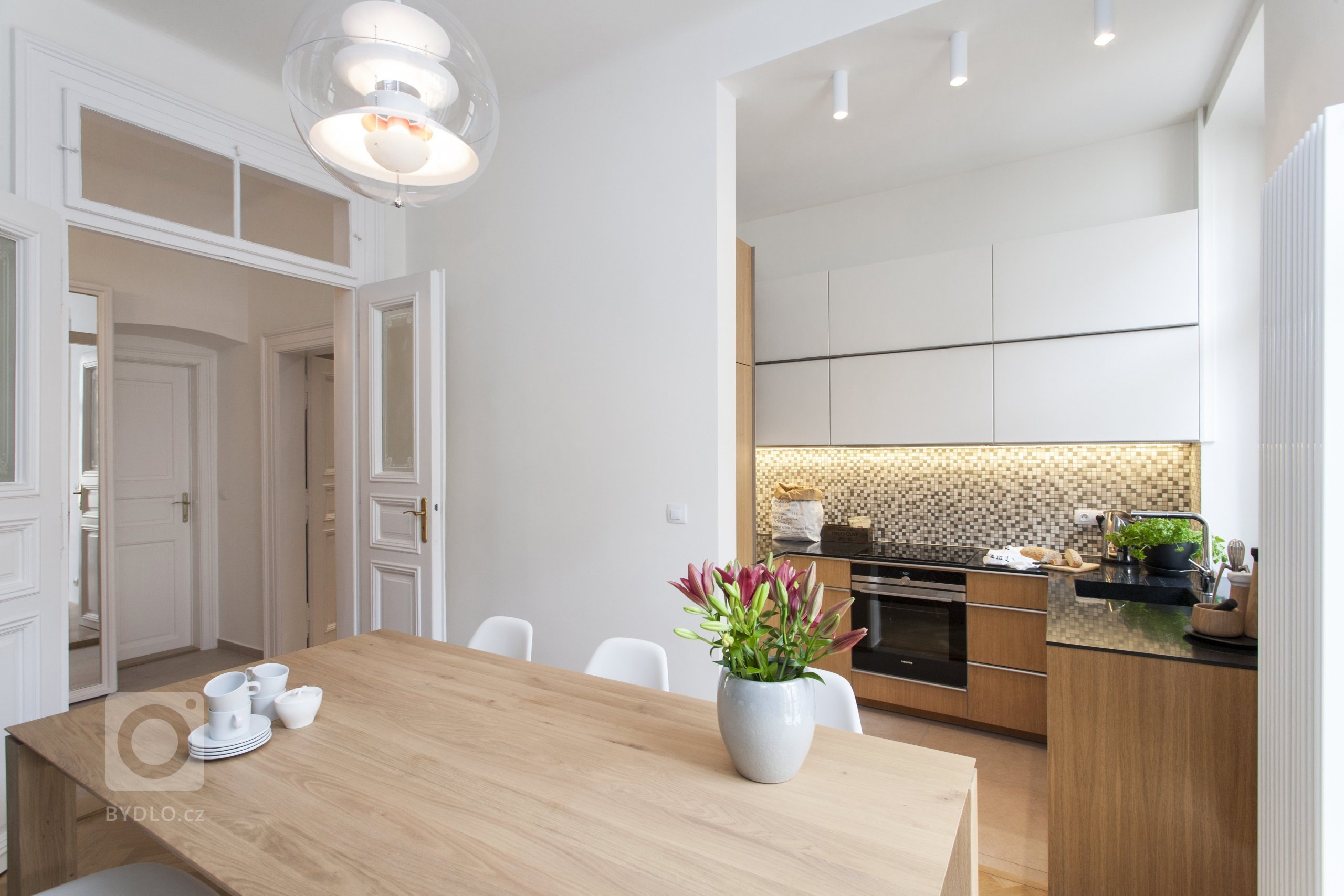 Byt dýchá příjemnou atmosférou,&nbsp;dům je ze 30. let 20. století v klidné ulici přímo v centru pražského dění. Při rekonstrukci se podařílo zachovat řadu…