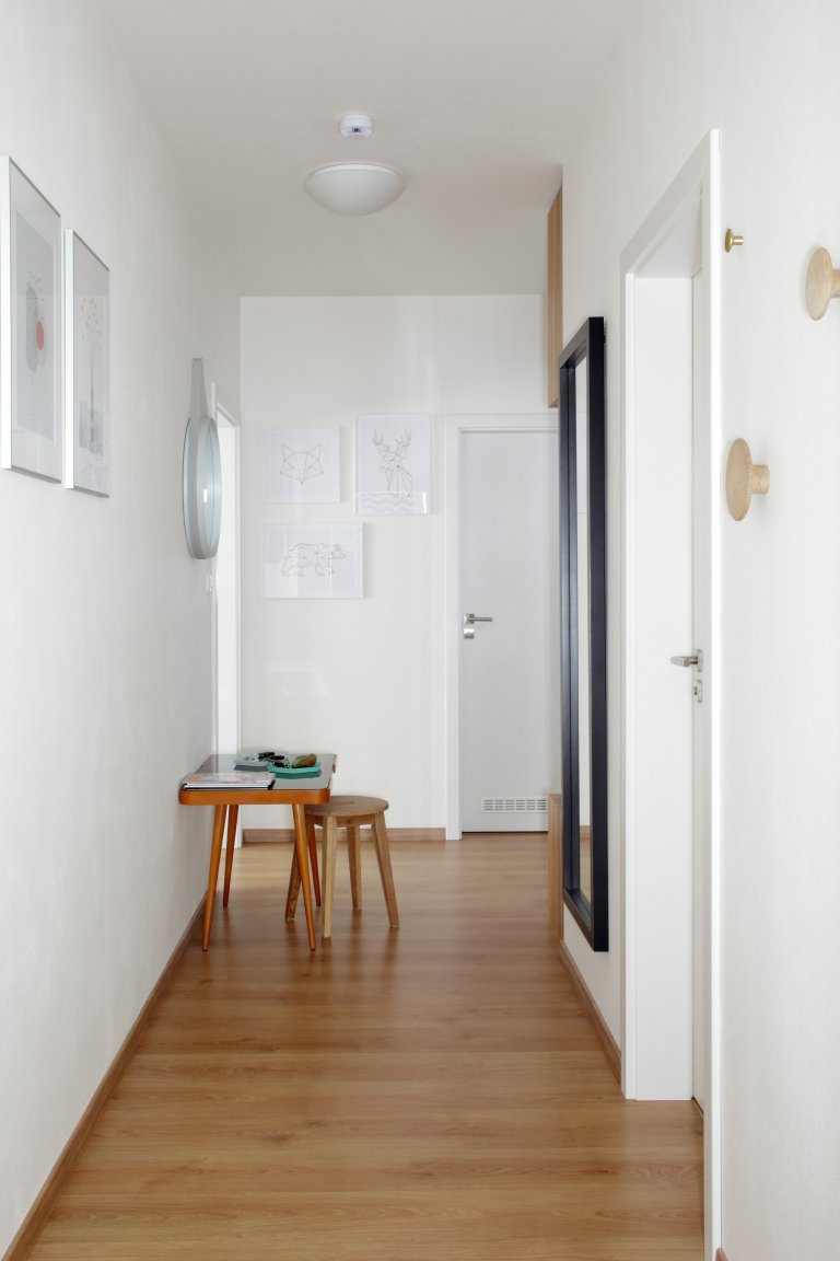 Retro nádech, jak má být! Žádné extra výmysly, jen čistá funkcionalita v pečlivě zvolených barvách a kvalitním provedení. Jak je vidět, v obytném prostoru není…