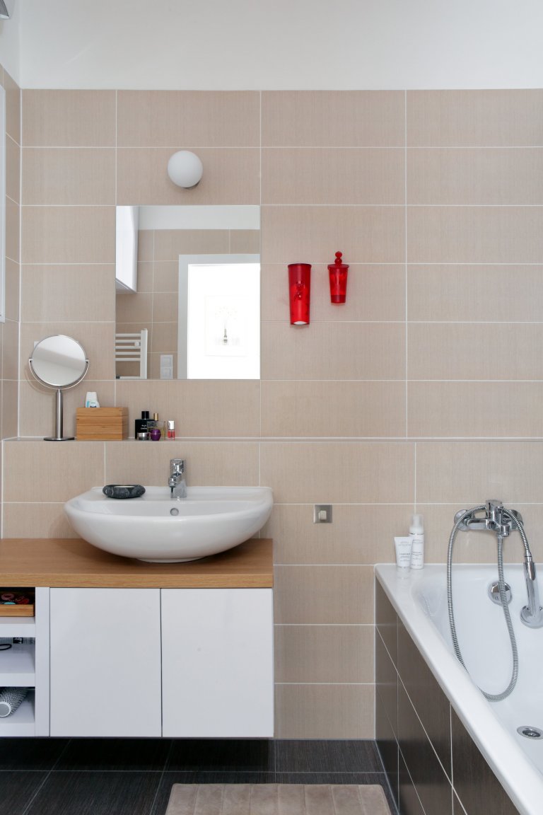 Retro nádech, jak má být! Žádné extra výmysly, jen čistá funkcionalita v pečlivě zvolených barvách a kvalitním provedení. Jak je vidět, v obytném prostoru není…