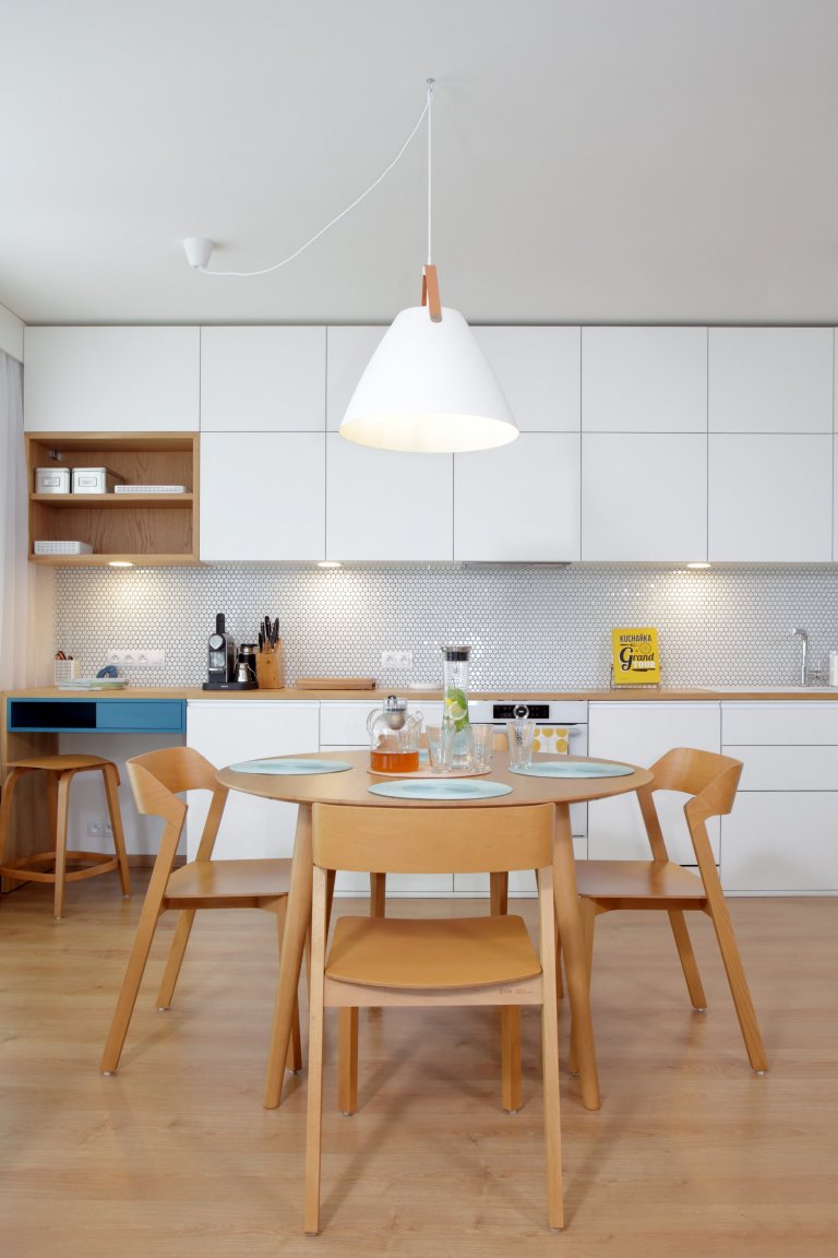 Retro nádech, jak má být! Žádné extra výmysly, jen čistá funkcionalita v pečlivě zvolených barvách a kvalitním provedení. Jak je vidět, v obytném prostoru není…