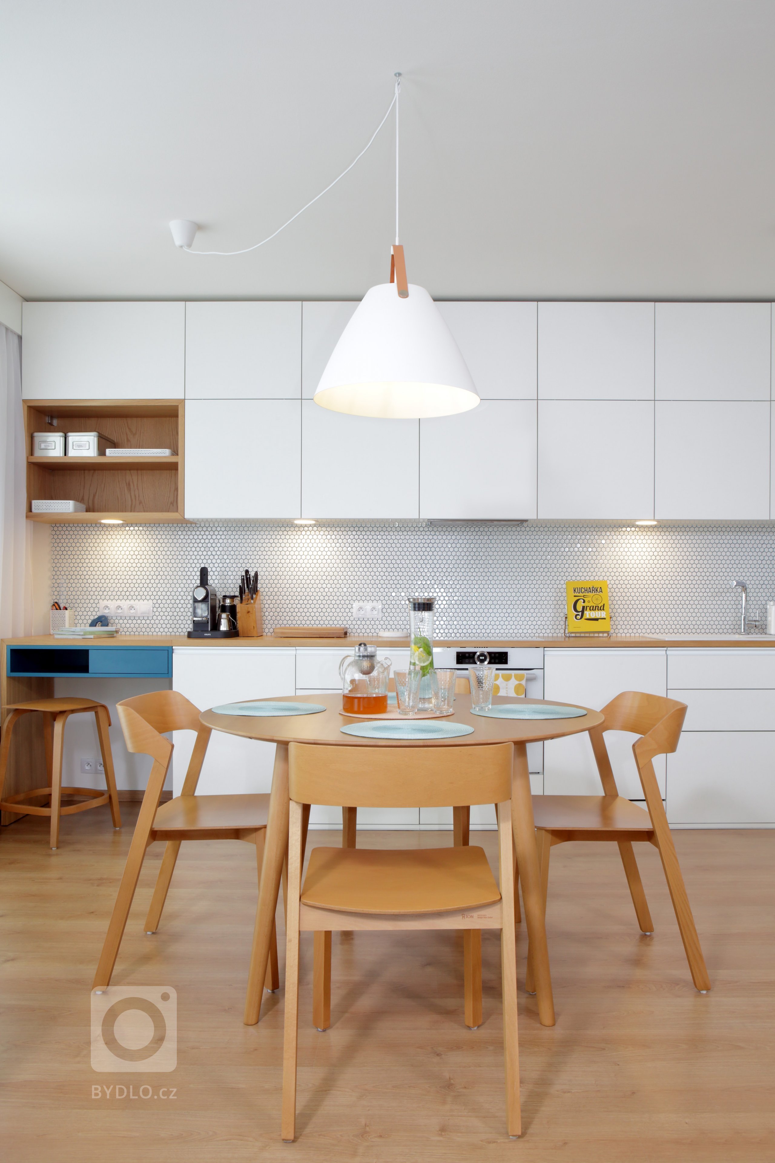 Retro nádech, jak má být! Žádné extra výmysly, jen čistá funkcionalita v pečlivě zvolených barvách a kvalitním provedení. Jak je vidět, v obytném prostoru není…