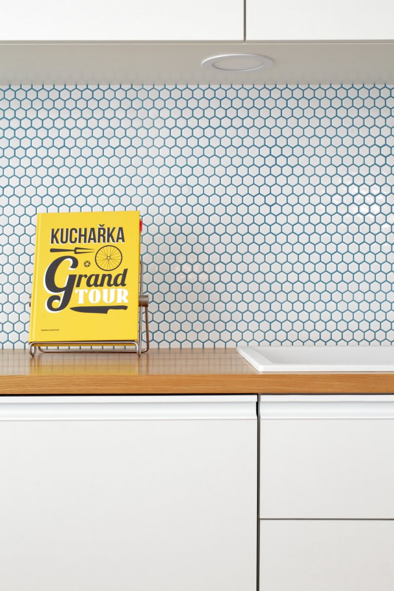 Retro nádech, jak má být! Žádné extra výmysly, jen čistá funkcionalita v pečlivě zvolených barvách a kvalitním provedení. Jak je vidět, v obytném prostoru není…