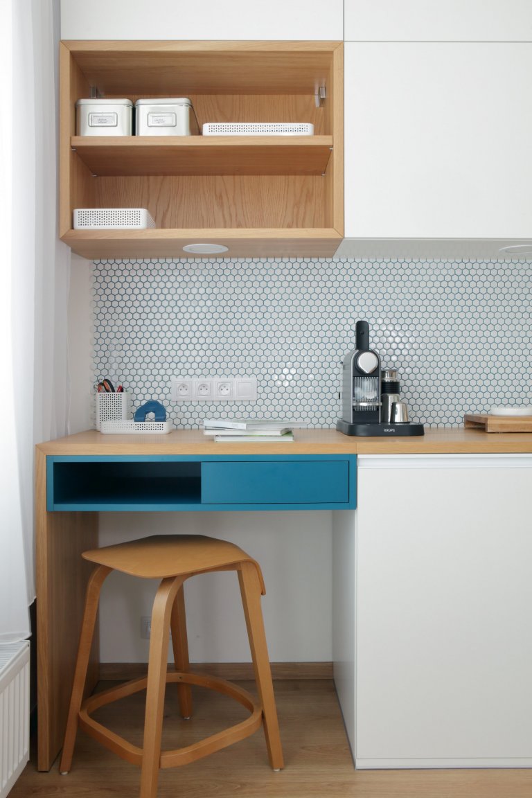 Retro nádech, jak má být! Žádné extra výmysly, jen čistá funkcionalita v pečlivě zvolených barvách a kvalitním provedení. Jak je vidět, v obytném prostoru není…