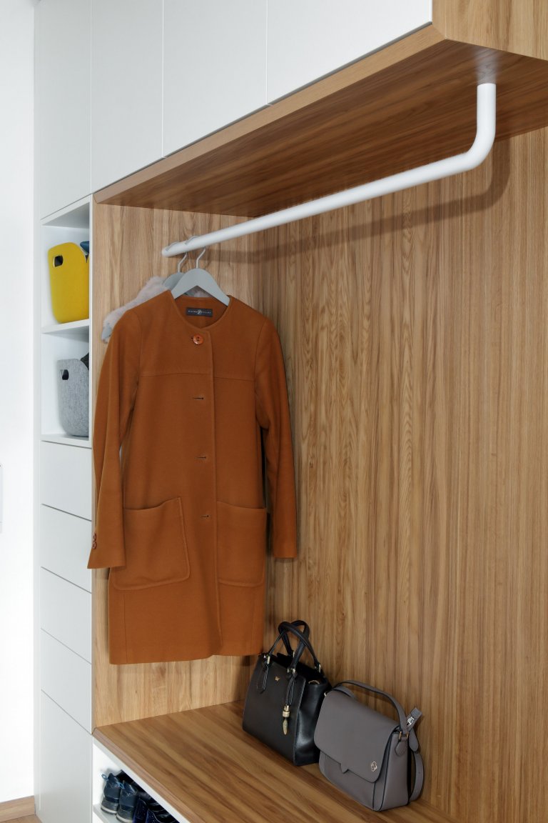 Retro nádech, jak má být! Žádné extra výmysly, jen čistá funkcionalita v pečlivě zvolených barvách a kvalitním provedení. Jak je vidět, v obytném prostoru není…