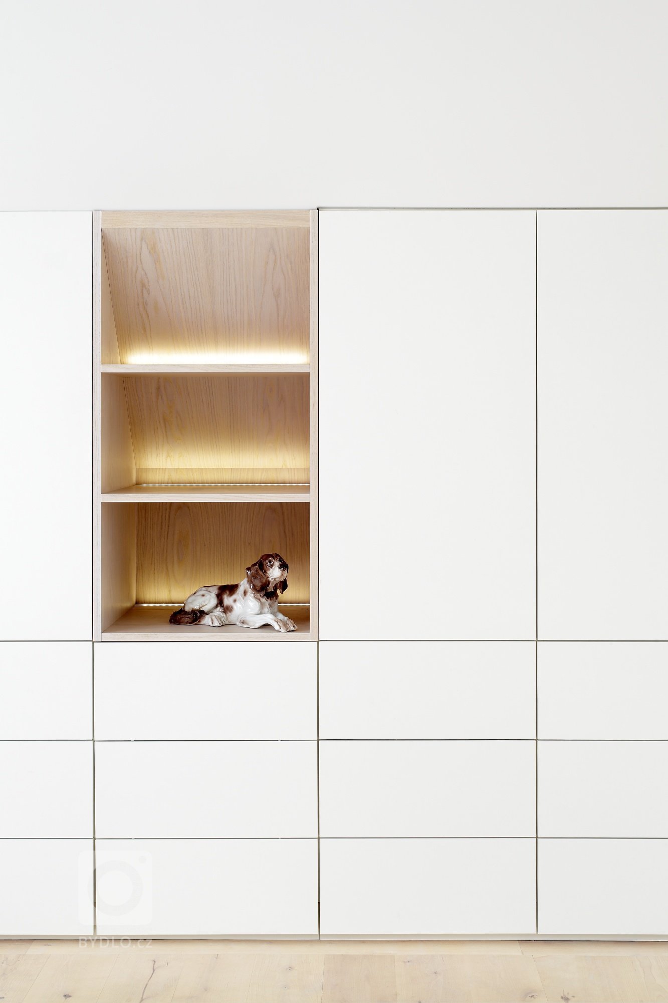 V této podkrovní ložnici bylo třeba vše přizpůsobit tvaru zkosených stěn, aby se mohl celý prostor co nejefektivněji využít. Šikmé tvary se tak staly hlavním…