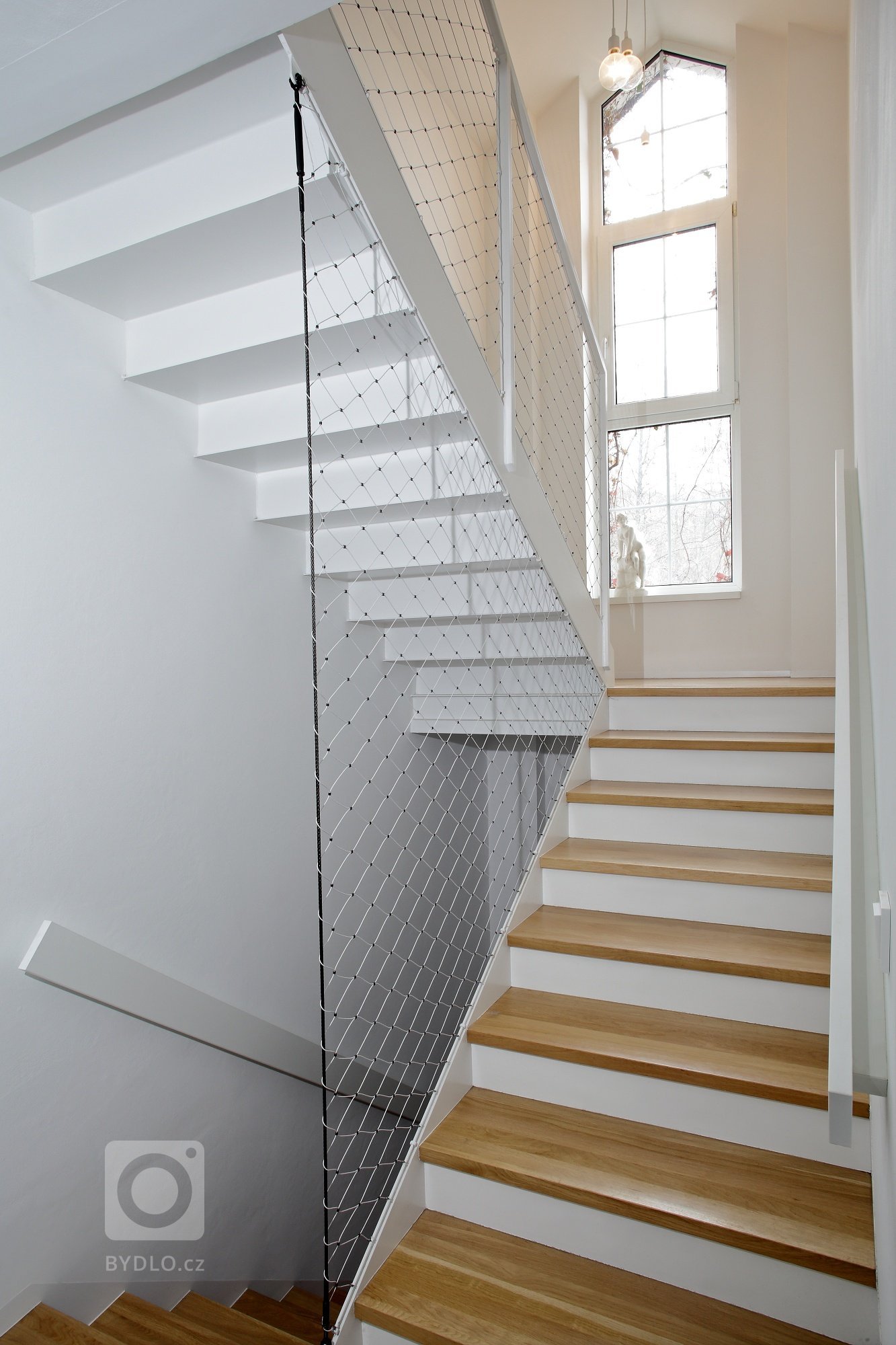 V této podkrovní ložnici bylo třeba vše přizpůsobit tvaru zkosených stěn, aby se mohl celý prostor co nejefektivněji využít. Šikmé tvary se tak staly hlavním…