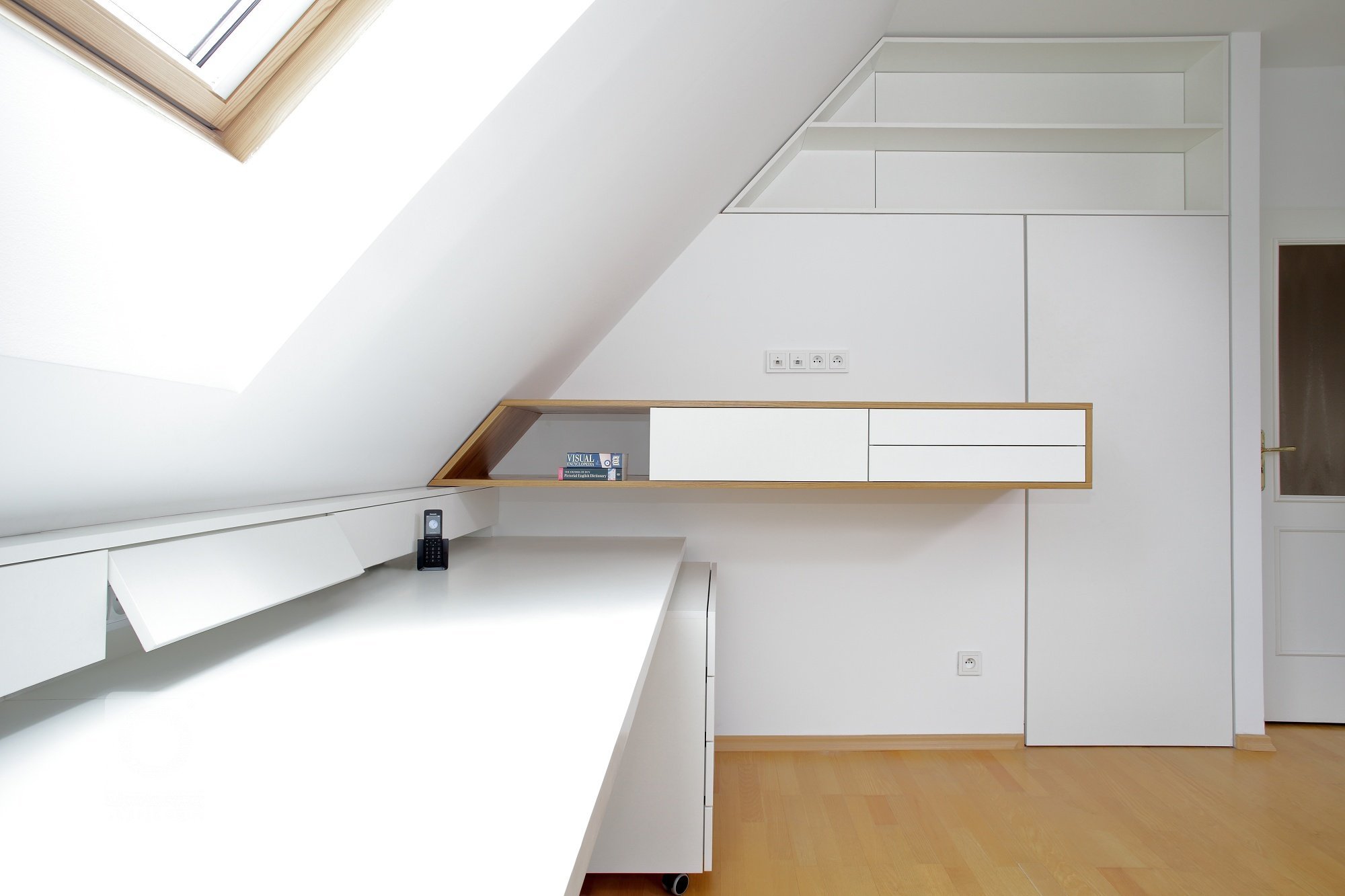 V této podkrovní ložnici bylo třeba vše přizpůsobit tvaru zkosených stěn, aby se mohl celý prostor co nejefektivněji využít. Šikmé tvary se tak staly hlavním…