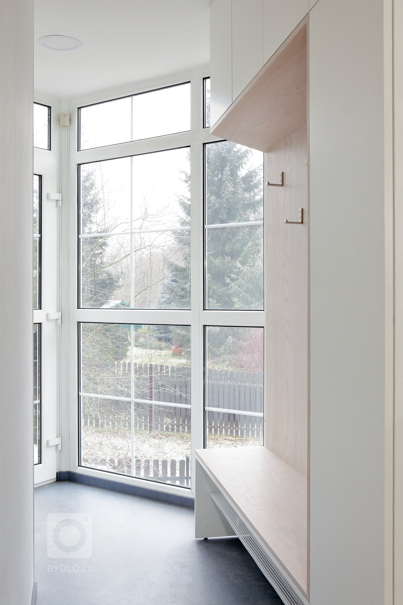 V této podkrovní ložnici bylo třeba vše přizpůsobit tvaru zkosených stěn, aby se mohl celý prostor co nejefektivněji využít. Šikmé tvary se tak staly hlavním…