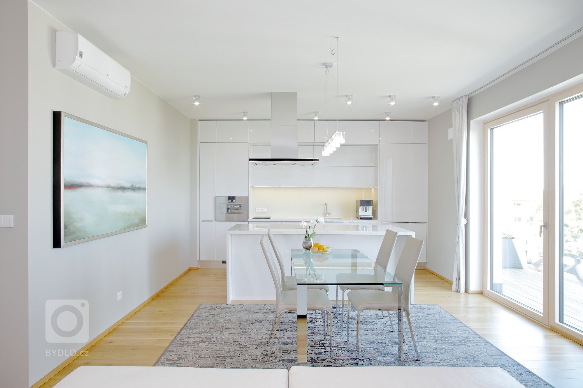 Lesk, sklo a bílá barva &ndash; zaručený recept pro vzdušnou a elegantní kuchyni.&nbsp;Jak vidíte, s žádnou jinou barvou se tady prakticky nepracovalo (matná…