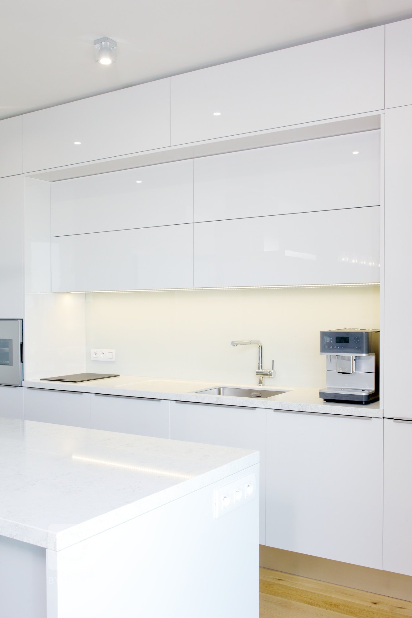 Lesk, sklo a bílá barva &ndash; zaručený recept pro vzdušnou a elegantní kuchyni.&nbsp;Jak vidíte, s žádnou jinou barvou se tady prakticky nepracovalo (matná…