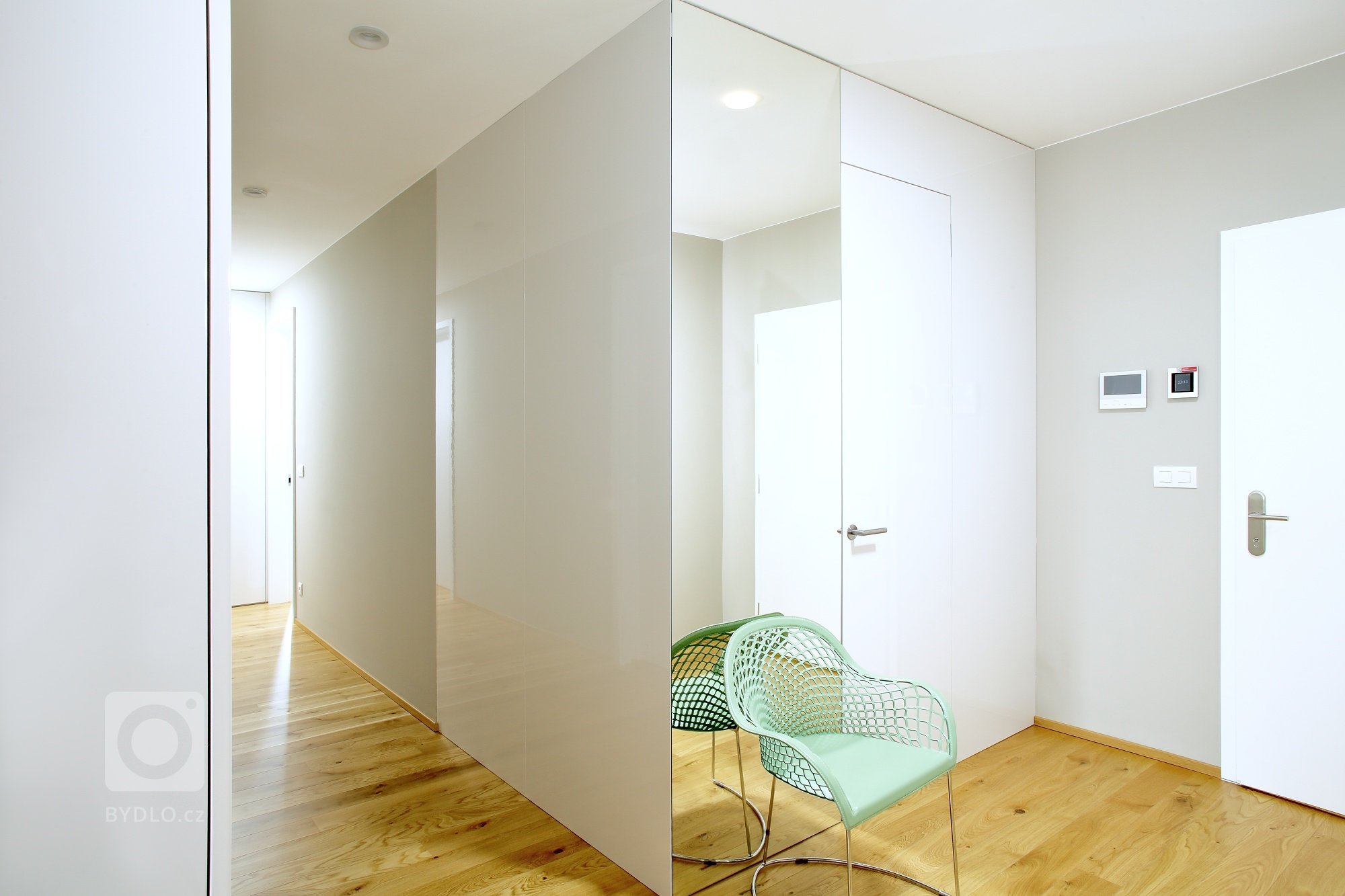 Lesk, sklo a bílá barva &ndash; zaručený recept pro vzdušnou a elegantní kuchyni.&nbsp;Jak vidíte, s žádnou jinou barvou se tady prakticky nepracovalo (matná…