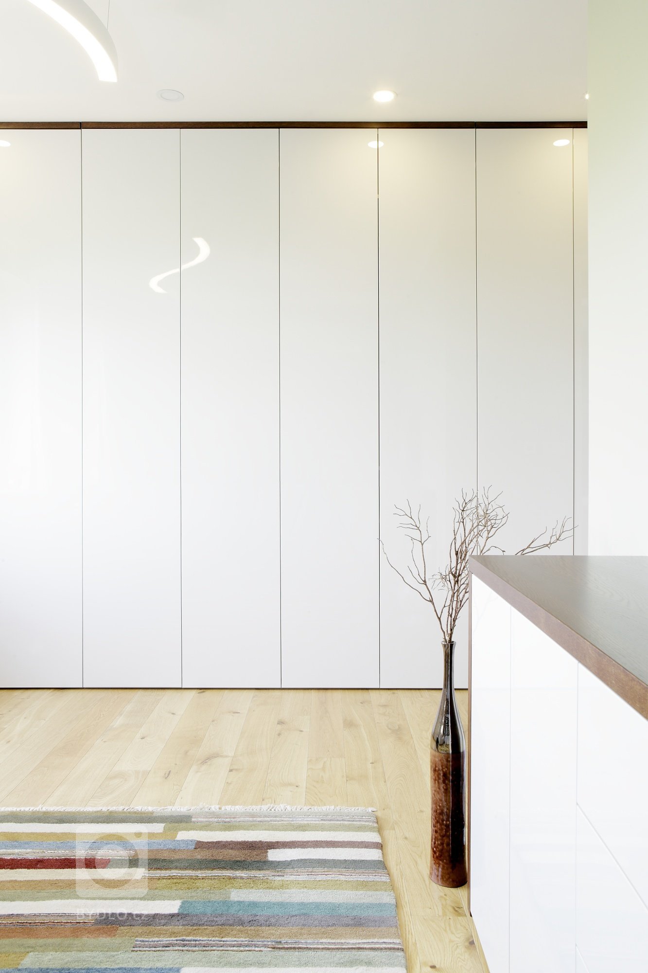 Lesk, sklo a bílá barva &ndash; zaručený recept pro vzdušnou a elegantní kuchyni.&nbsp;Jak vidíte, s žádnou jinou barvou se tady prakticky nepracovalo (matná…