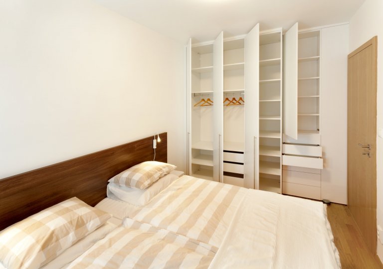 Chytře vybavený kuchyňský kout, který je napůl v zákrytu! Jestliže je ale omezen prostorově, rozhodně to vynahrazuje jeho krásné provedení. Dvířka a…