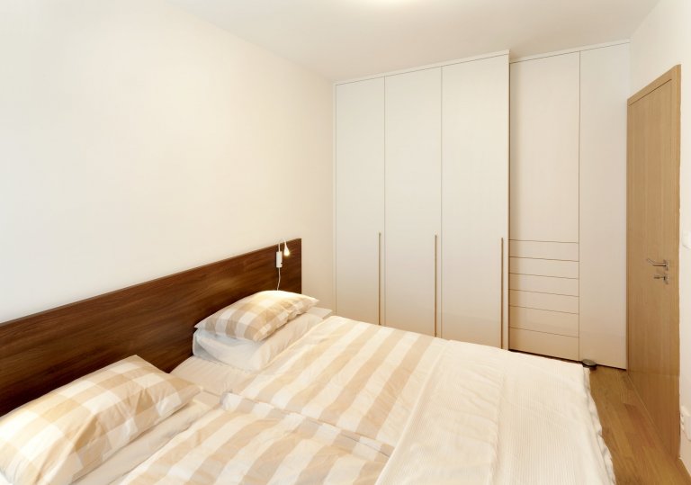 Chytře vybavený kuchyňský kout, který je napůl v zákrytu! Jestliže je ale omezen prostorově, rozhodně to vynahrazuje jeho krásné provedení. Dvířka a…