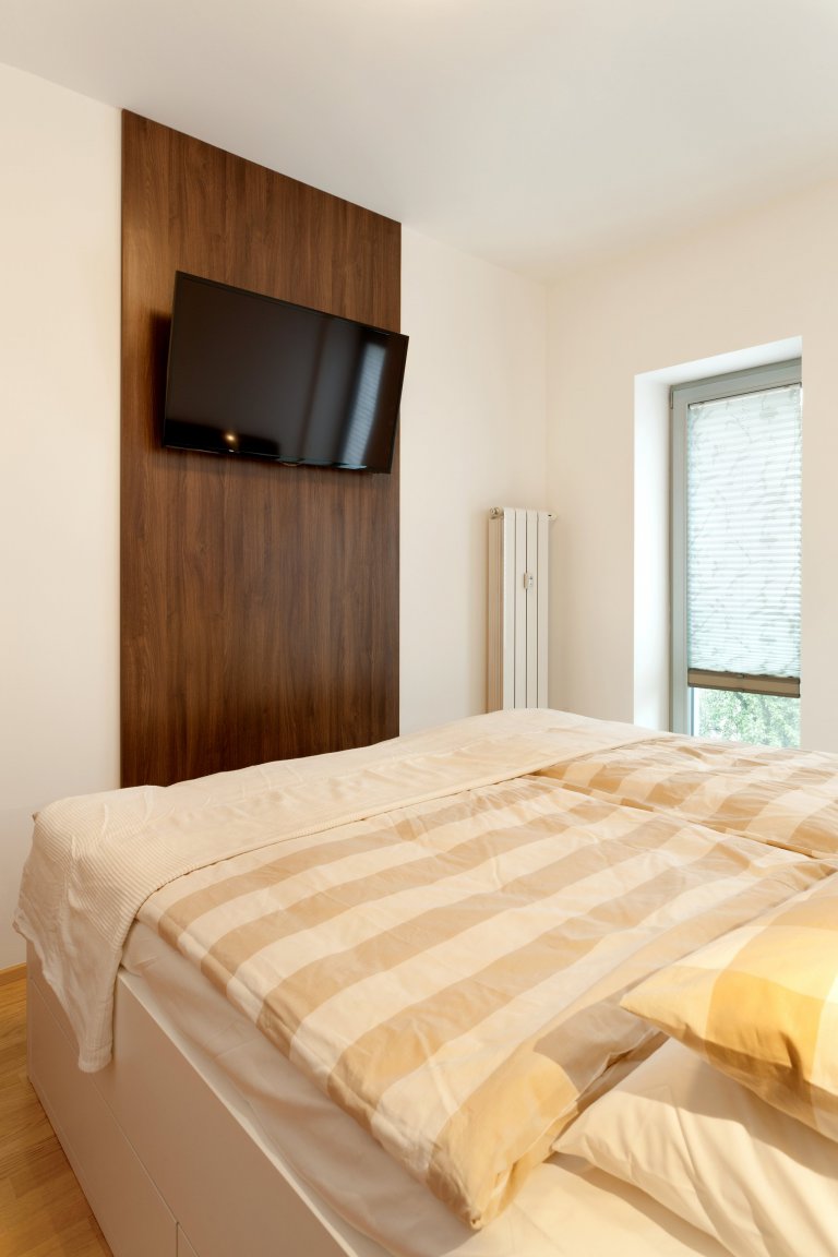 Chytře vybavený kuchyňský kout, který je napůl v zákrytu! Jestliže je ale omezen prostorově, rozhodně to vynahrazuje jeho krásné provedení. Dvířka a…