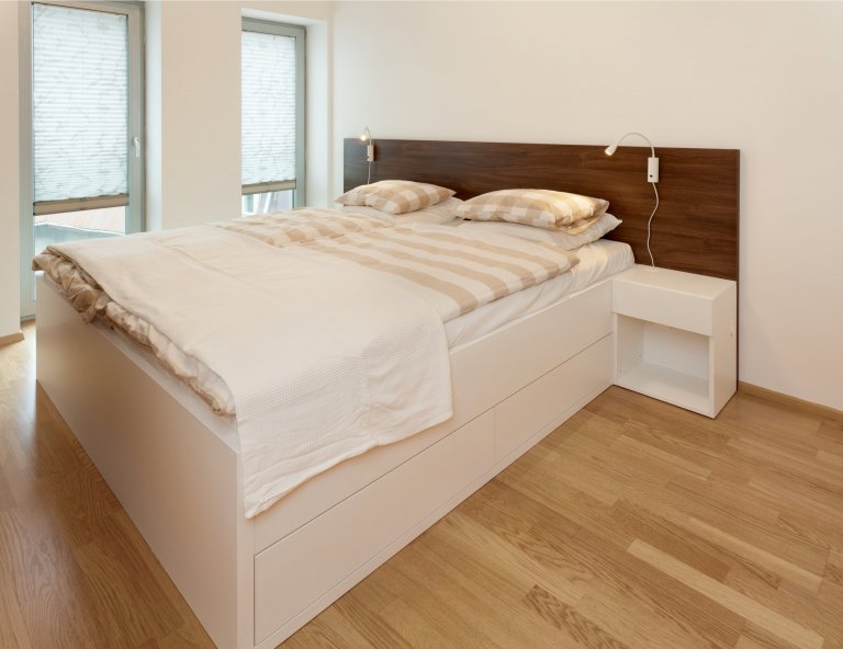 Chytře vybavený kuchyňský kout, který je napůl v zákrytu! Jestliže je ale omezen prostorově, rozhodně to vynahrazuje jeho krásné provedení. Dvířka a…