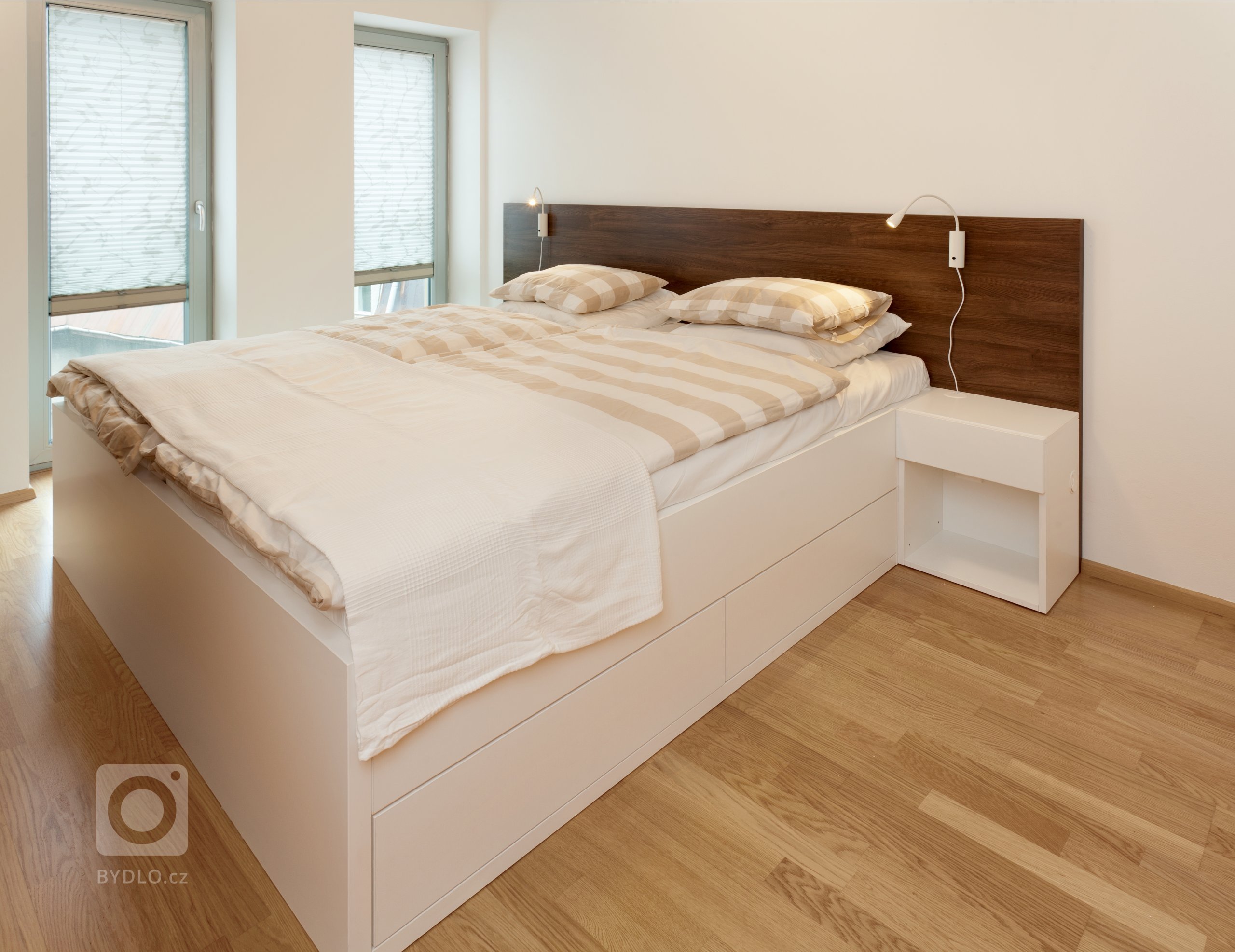 Chytře vybavený kuchyňský kout, který je napůl v zákrytu! Jestliže je ale omezen prostorově, rozhodně to vynahrazuje jeho krásné provedení. Dvířka a…