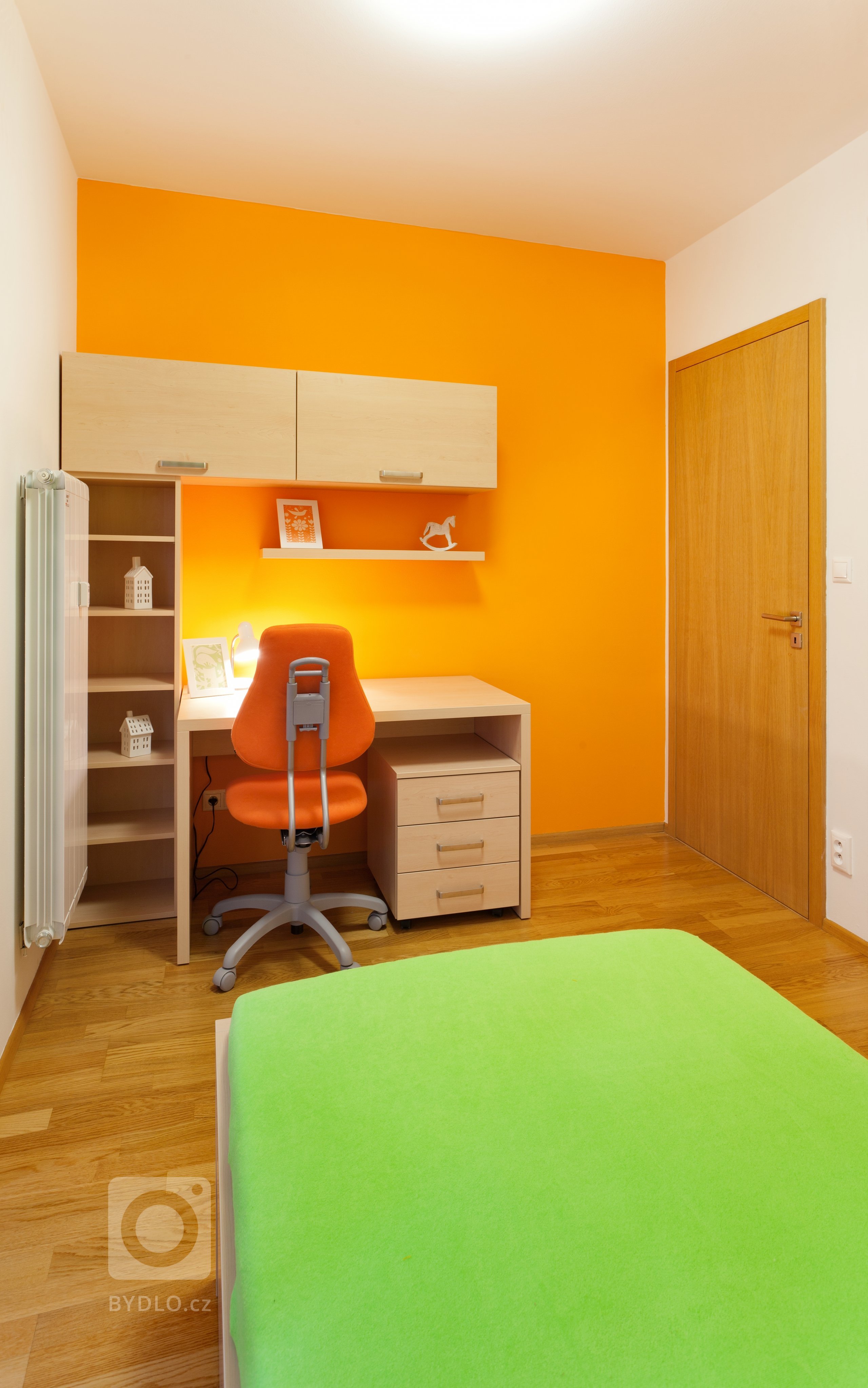 Chytře vybavený kuchyňský kout, který je napůl v zákrytu! Jestliže je ale omezen prostorově, rozhodně to vynahrazuje jeho krásné provedení. Dvířka a…