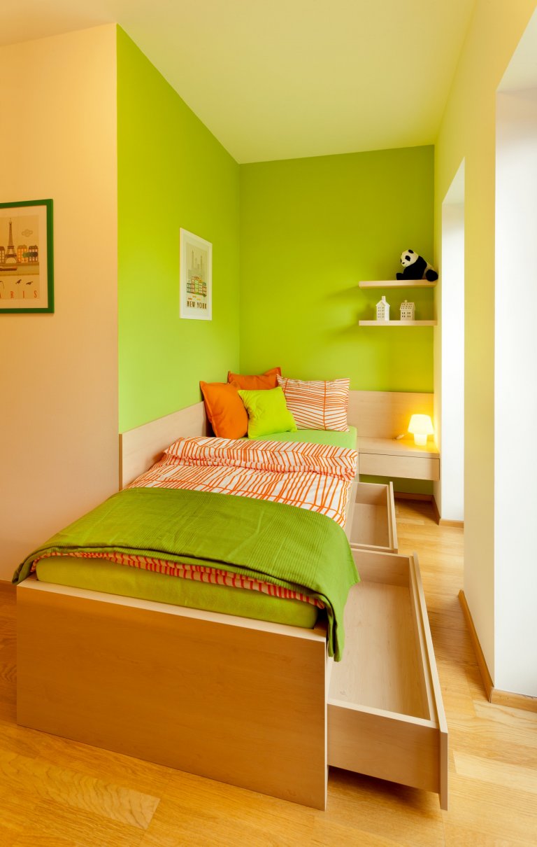 Chytře vybavený kuchyňský kout, který je napůl v zákrytu! Jestliže je ale omezen prostorově, rozhodně to vynahrazuje jeho krásné provedení. Dvířka a…