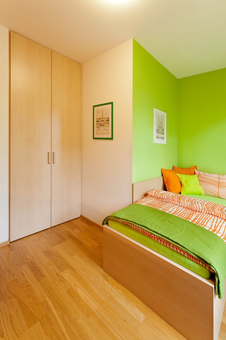 Chytře vybavený kuchyňský kout, který je napůl v zákrytu! Jestliže je ale omezen prostorově, rozhodně to vynahrazuje jeho krásné provedení. Dvířka a…