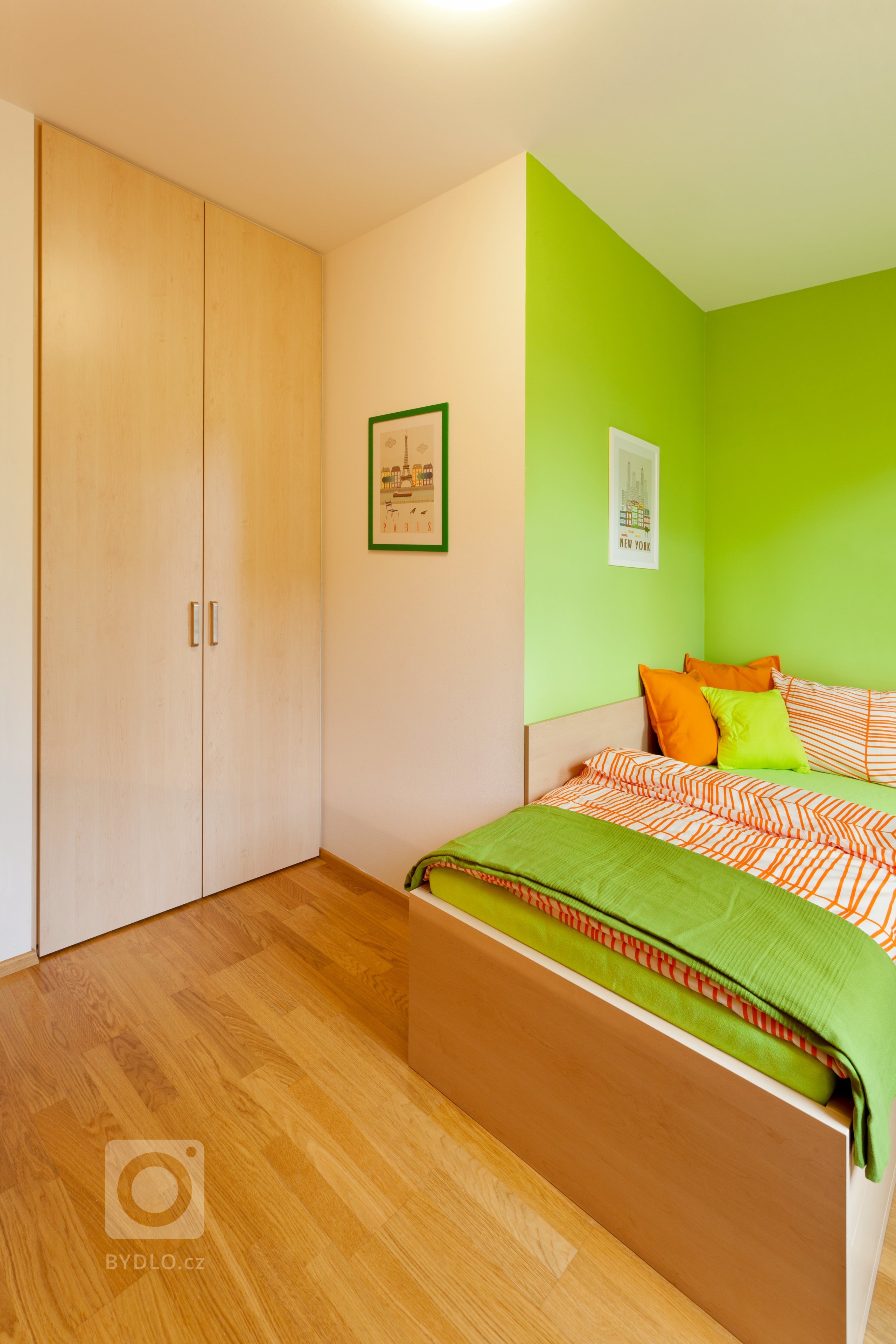 Chytře vybavený kuchyňský kout, který je napůl v zákrytu! Jestliže je ale omezen prostorově, rozhodně to vynahrazuje jeho krásné provedení. Dvířka a…