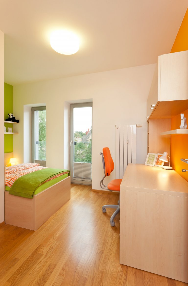 Chytře vybavený kuchyňský kout, který je napůl v zákrytu! Jestliže je ale omezen prostorově, rozhodně to vynahrazuje jeho krásné provedení. Dvířka a…