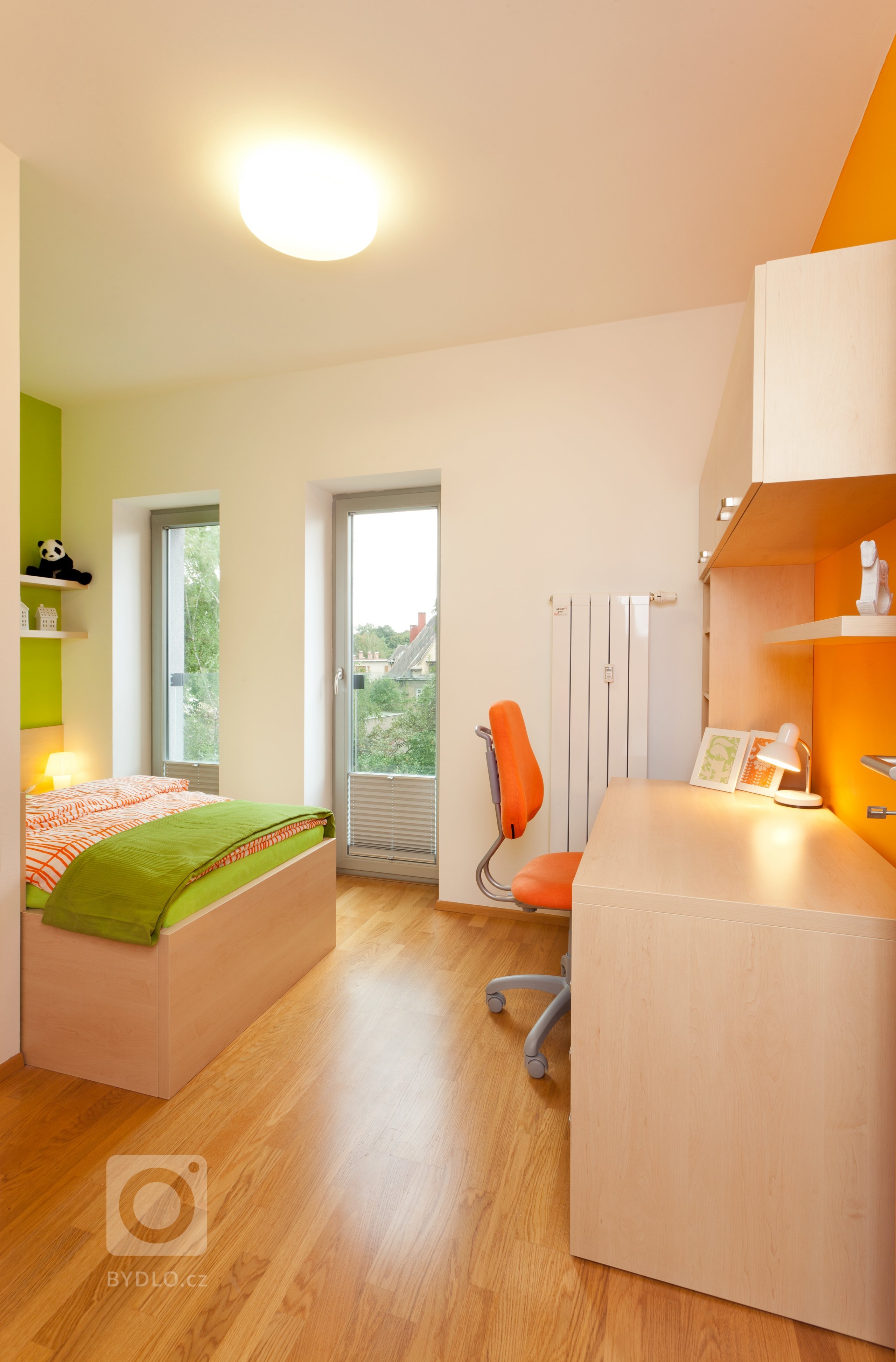 Chytře vybavený kuchyňský kout, který je napůl v zákrytu! Jestliže je ale omezen prostorově, rozhodně to vynahrazuje jeho krásné provedení. Dvířka a…