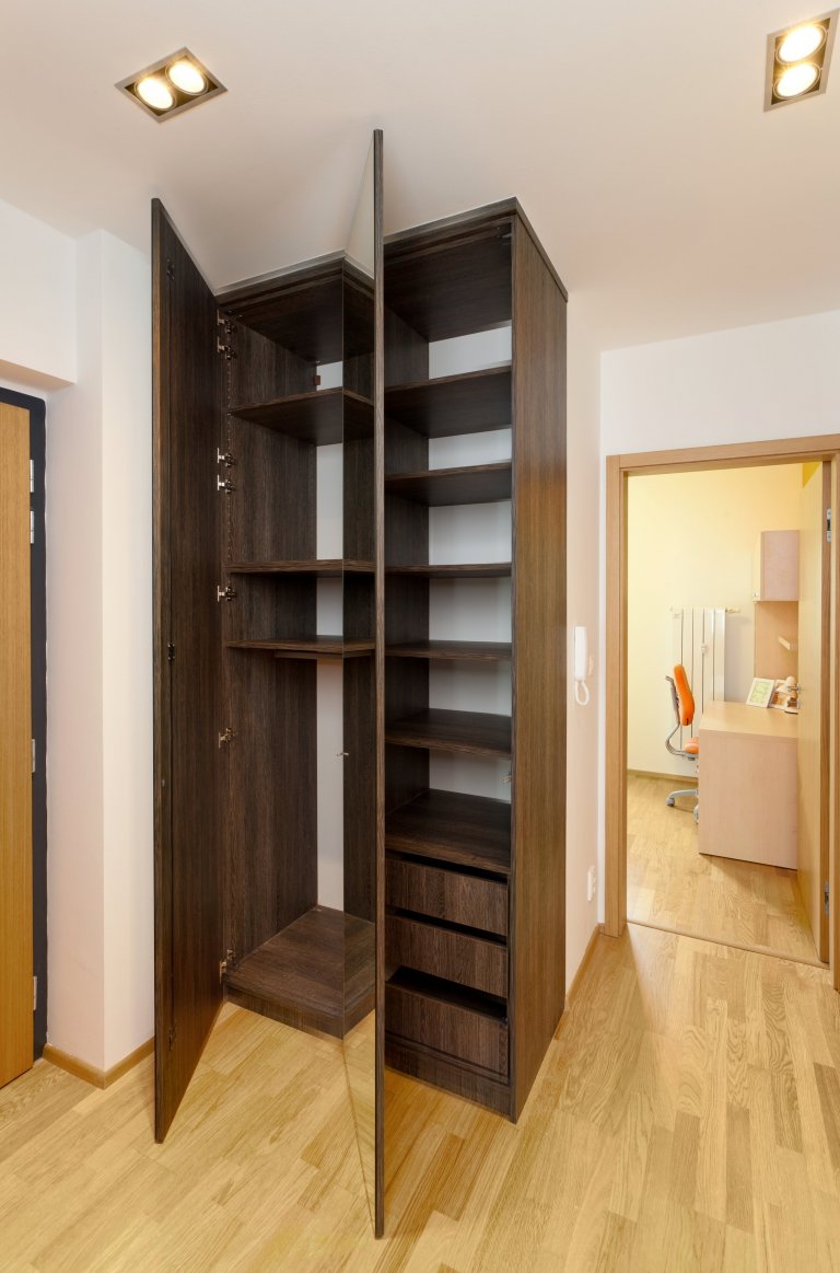 Chytře vybavený kuchyňský kout, který je napůl v zákrytu! Jestliže je ale omezen prostorově, rozhodně to vynahrazuje jeho krásné provedení. Dvířka a…