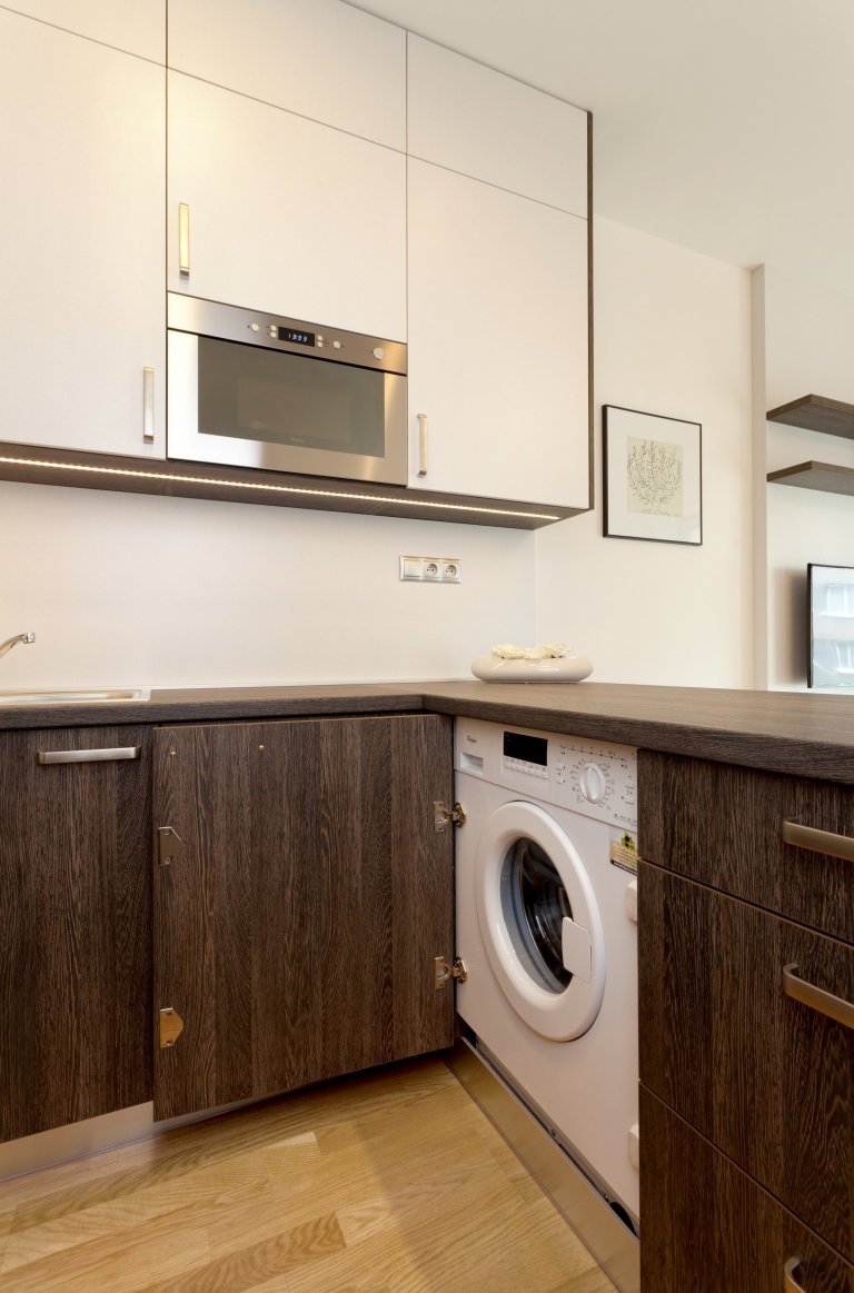 Chytře vybavený kuchyňský kout, který je napůl v zákrytu! Jestliže je ale omezen prostorově, rozhodně to vynahrazuje jeho krásné provedení. Dvířka a…