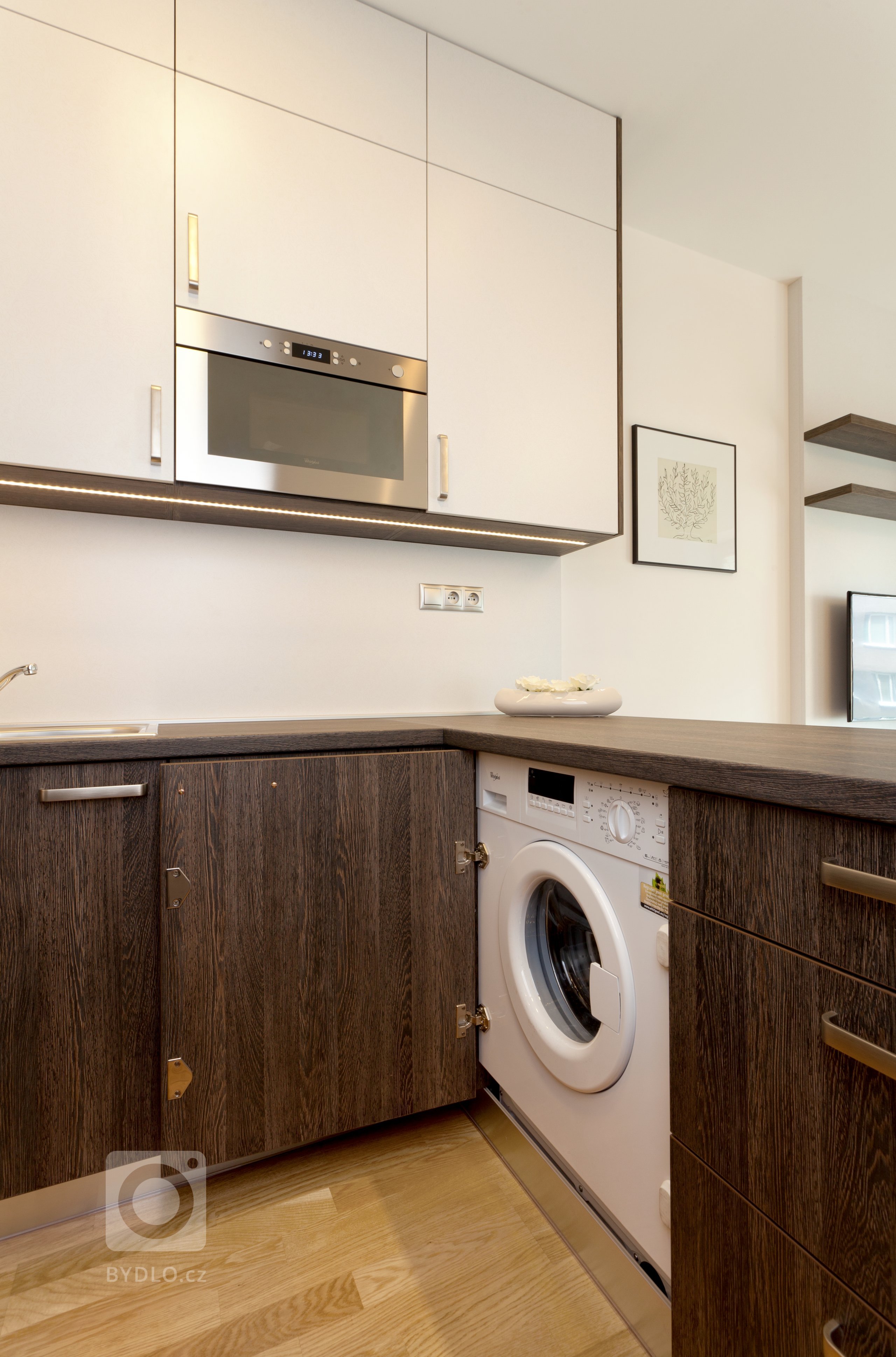 Chytře vybavený kuchyňský kout, který je napůl v zákrytu! Jestliže je ale omezen prostorově, rozhodně to vynahrazuje jeho krásné provedení. Dvířka a…