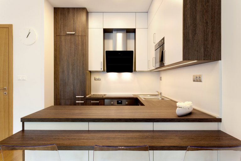 Chytře vybavený kuchyňský kout, který je napůl v zákrytu! Jestliže je ale omezen prostorově, rozhodně to vynahrazuje jeho krásné provedení. Dvířka a…