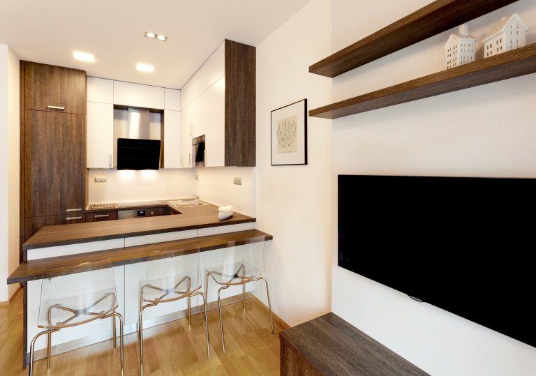 Chytře vybavený kuchyňský kout, který je napůl v zákrytu! Jestliže je ale omezen prostorově, rozhodně to vynahrazuje jeho krásné provedení. Dvířka a…