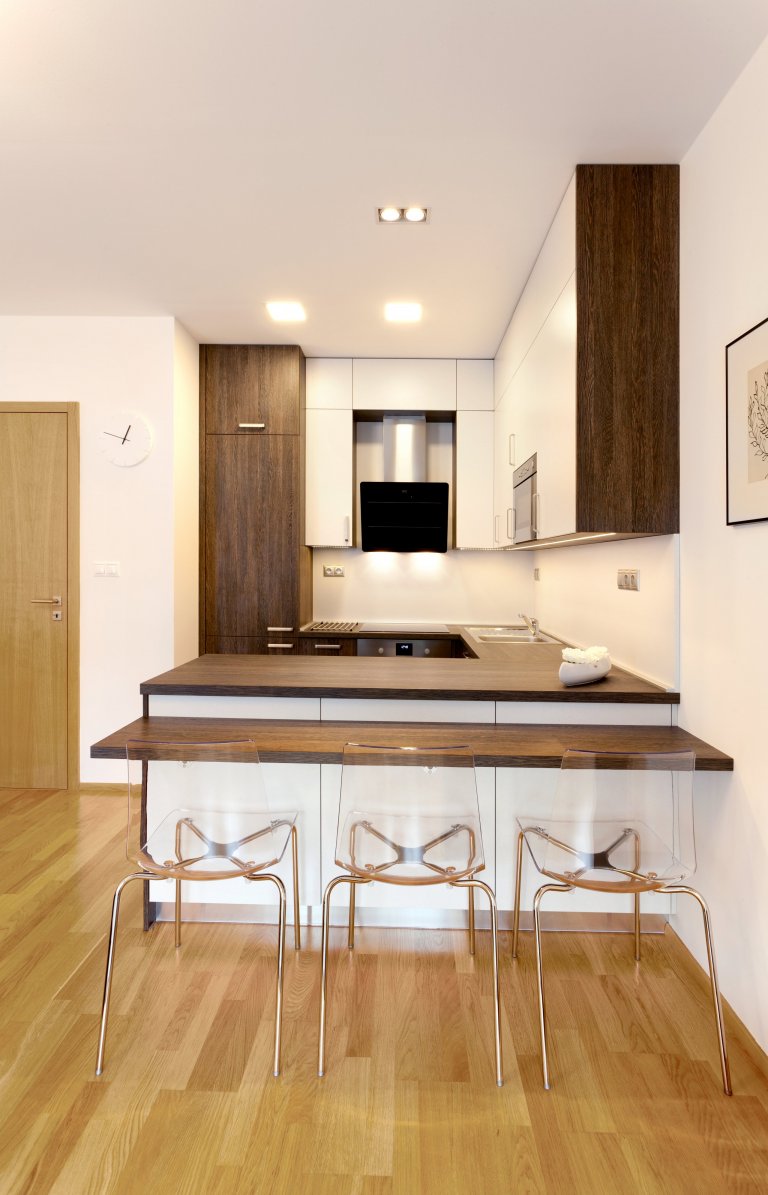 Chytře vybavený kuchyňský kout, který je napůl v zákrytu! Jestliže je ale omezen prostorově, rozhodně to vynahrazuje jeho krásné provedení. Dvířka a…