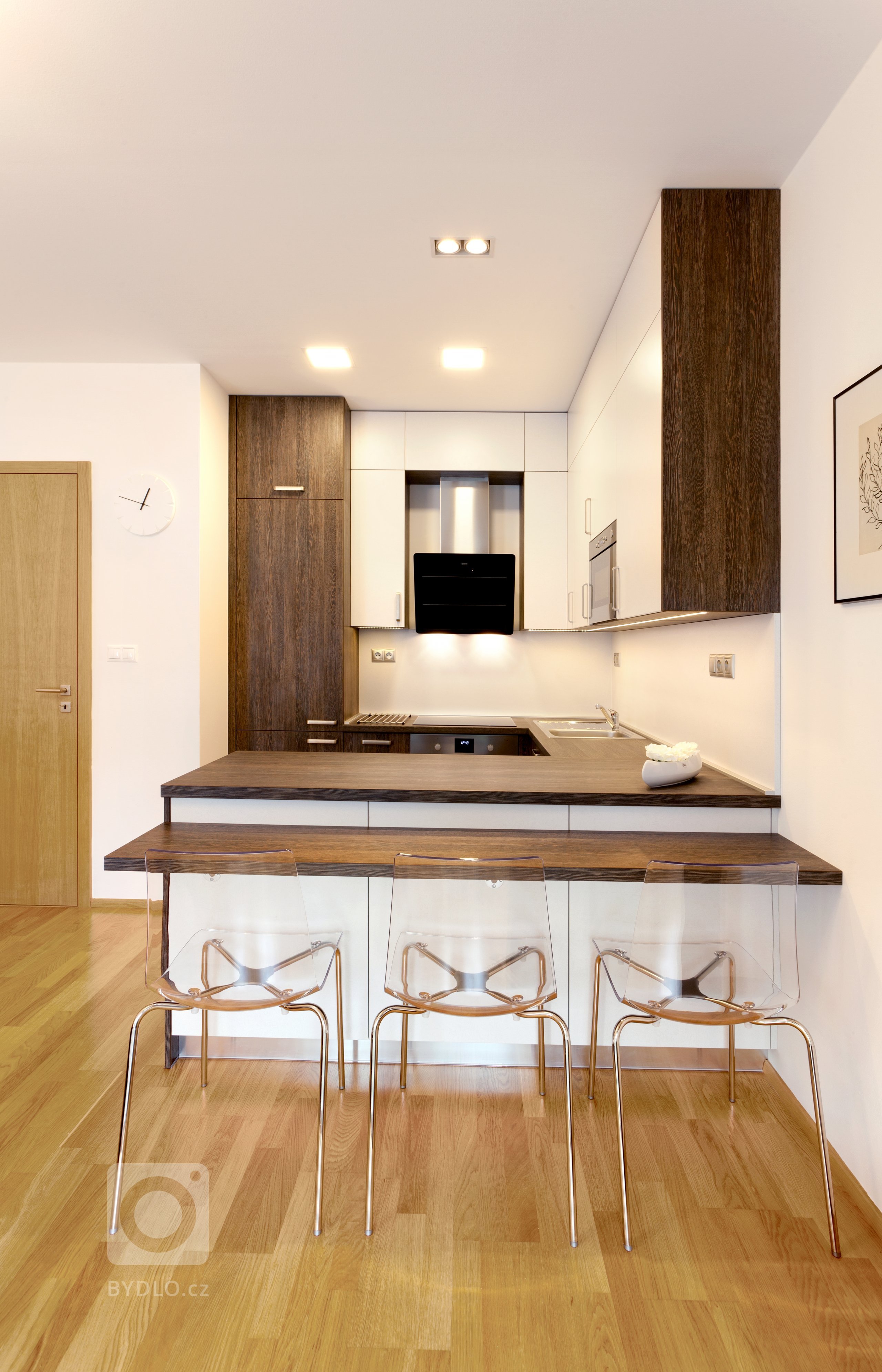 Chytře vybavený kuchyňský kout, který je napůl v zákrytu! Jestliže je ale omezen prostorově, rozhodně to vynahrazuje jeho krásné provedení. Dvířka a…