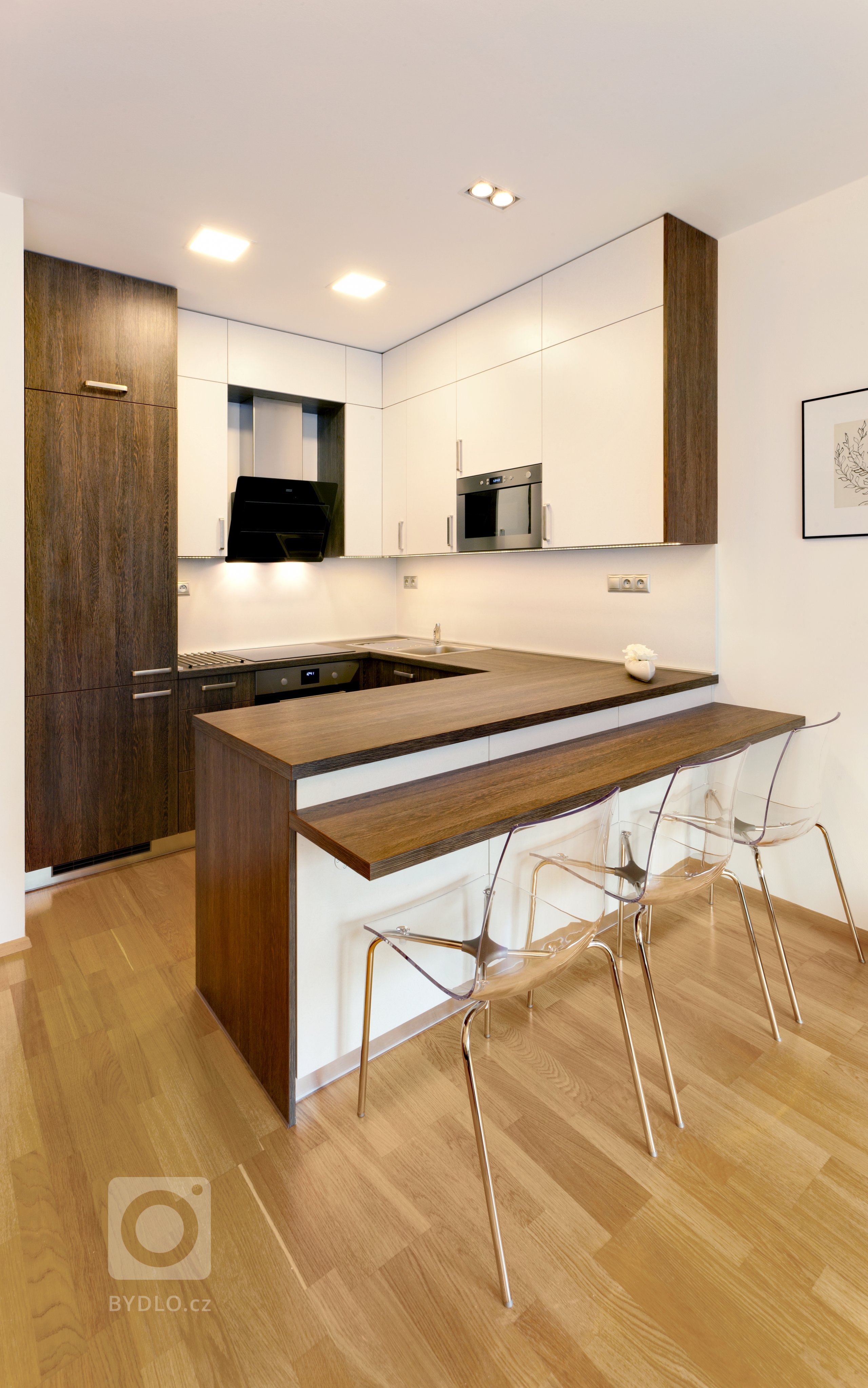 Chytře vybavený kuchyňský kout, který je napůl v zákrytu! Jestliže je ale omezen prostorově, rozhodně to vynahrazuje jeho krásné provedení. Dvířka a…