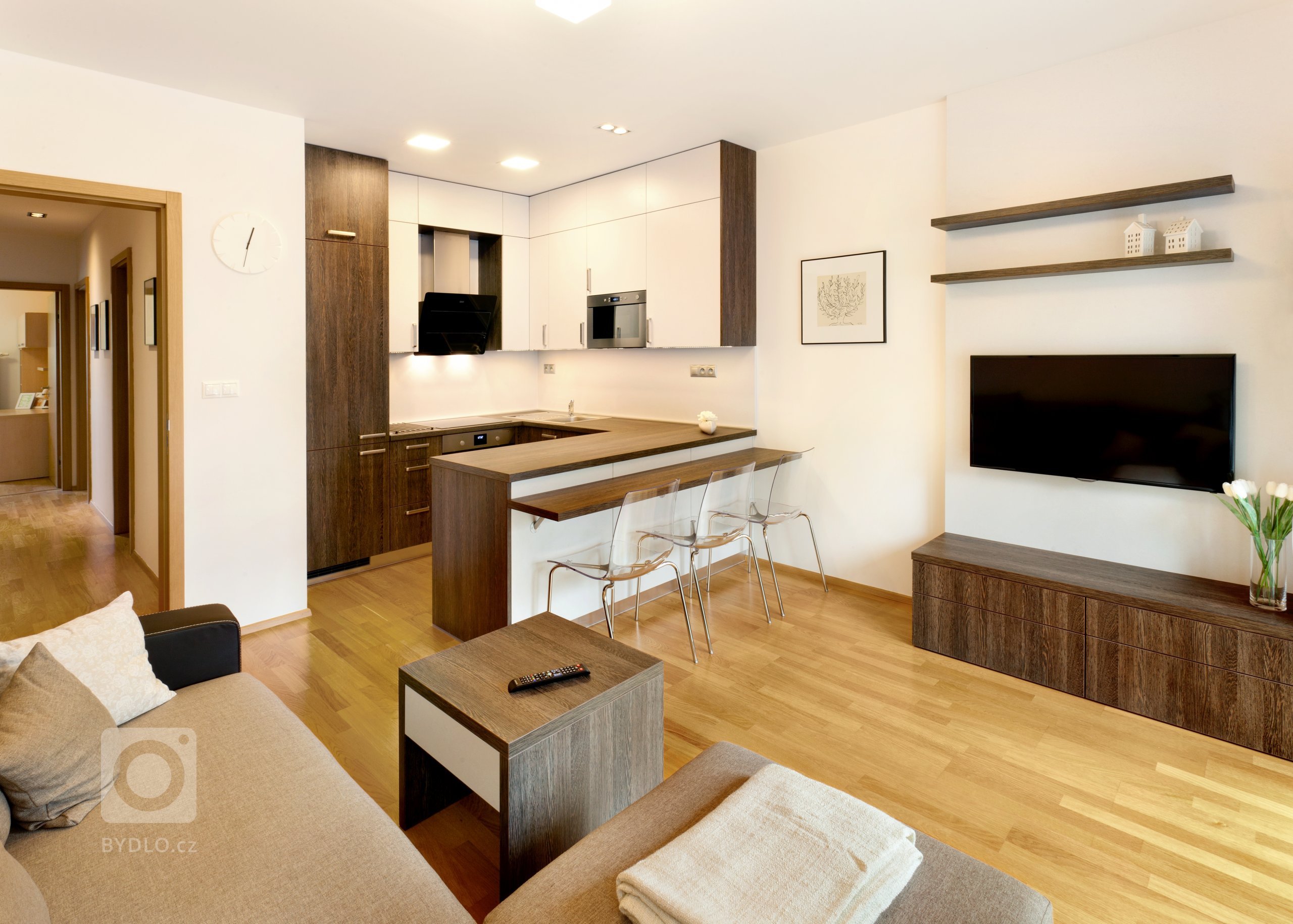 Chytře vybavený kuchyňský kout, který je napůl v zákrytu! Jestliže je ale omezen prostorově, rozhodně to vynahrazuje jeho krásné provedení. Dvířka a…