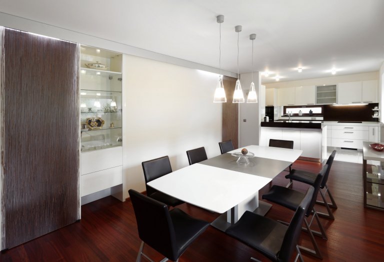 Nenuceně elegantní kuchyně ve světlých barvách, ve které nikdy nebudete nic hledat. Vše má své místo a ani kousíček nevyšel nazmar! Jako příklad můžeme uvést…