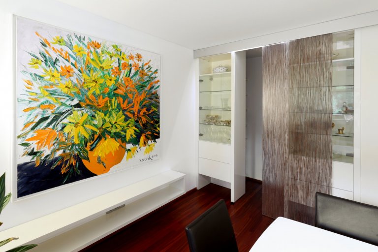 Nenuceně elegantní kuchyně ve světlých barvách, ve které nikdy nebudete nic hledat. Vše má své místo a ani kousíček nevyšel nazmar! Jako příklad můžeme uvést…